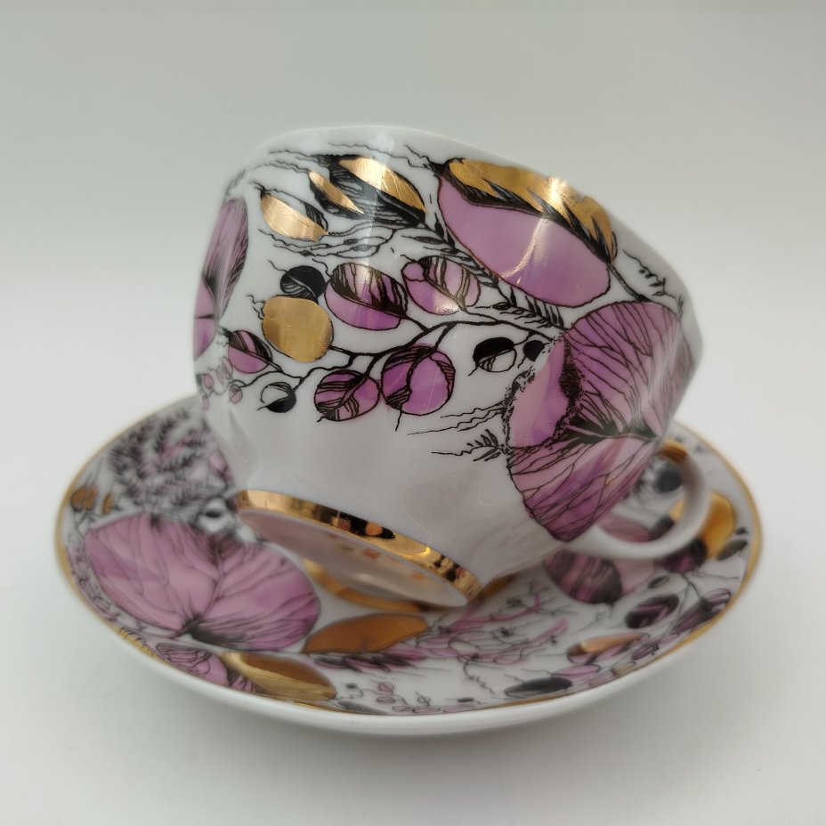 Чайная пара "Мой сад" в розовом оттенке, (из серии "Времена года"), форма "Тюльпан", автор формы С.Е. Яковлева, автор росписи Н.П. Славина, фарфор, деколь, люстр, золочение, Ленинградский фарфоровый завод (ЛФЗ), СССР, 1970-1991 гг.