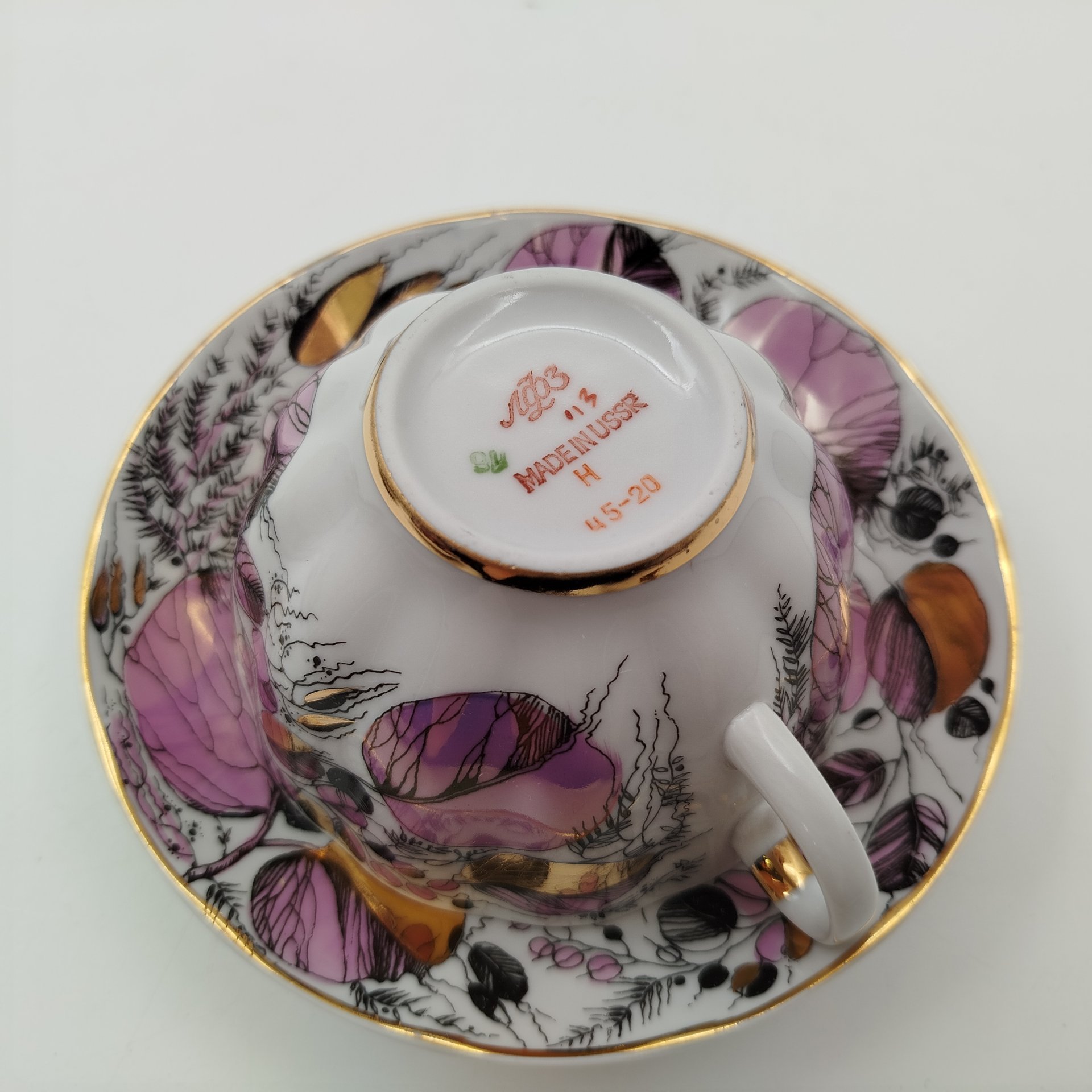 Чайная пара "Мой сад" в розовом оттенке, (из серии "Времена года"), форма "Тюльпан", автор формы С.Е. Яковлева, автор росписи Н.П. Славина, фарфор, деколь, люстр, золочение, Ленинградский фарфоровый завод (ЛФЗ), СССР, 1970-1991 гг.