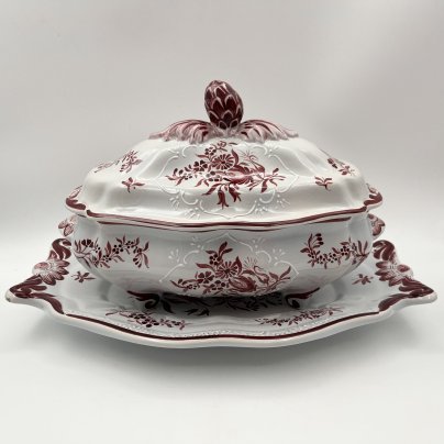 Террина (для подачи горячих блюд) на подносе, украшенная цветочным декором, фаянс, роспись, Франция, 1950-1970 гг.