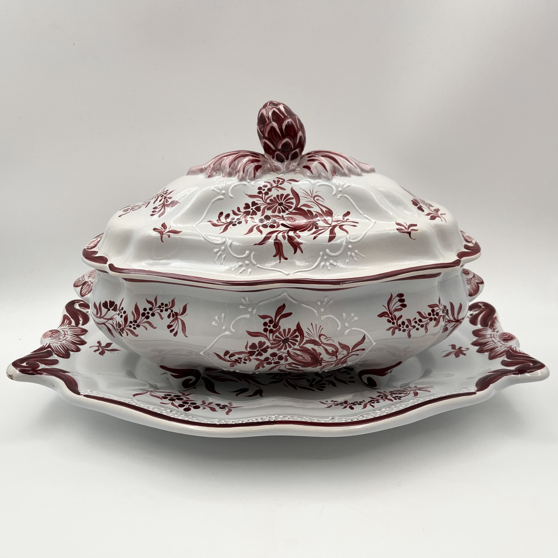 Террина (для подачи горячих блюд) на подносе, украшенная цветочным декором, фаянс, роспись, Франция, 1950-1970 гг.