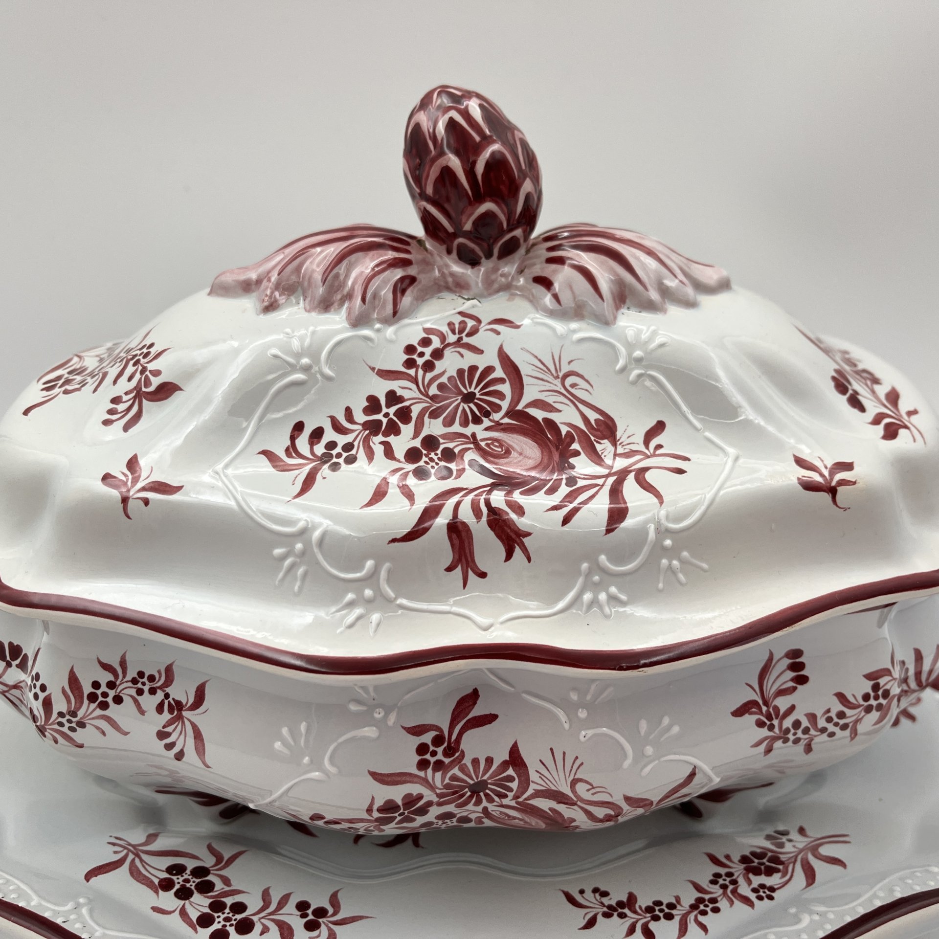 Террина (для подачи горячих блюд) на подносе, украшенная цветочным декором, фаянс, роспись, Франция, 1950-1970 гг.