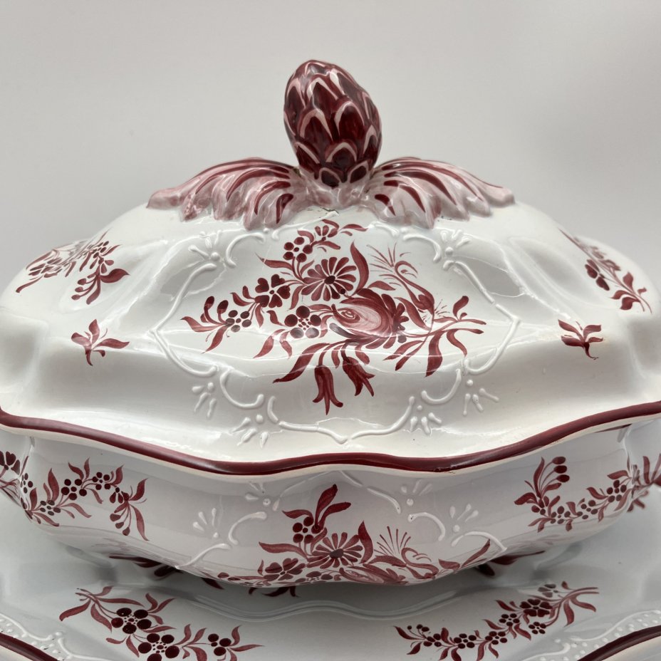 Террина (для подачи горячих блюд) на подносе, украшенная цветочным декором, фаянс, роспись, Франция, 1950-1970 гг.