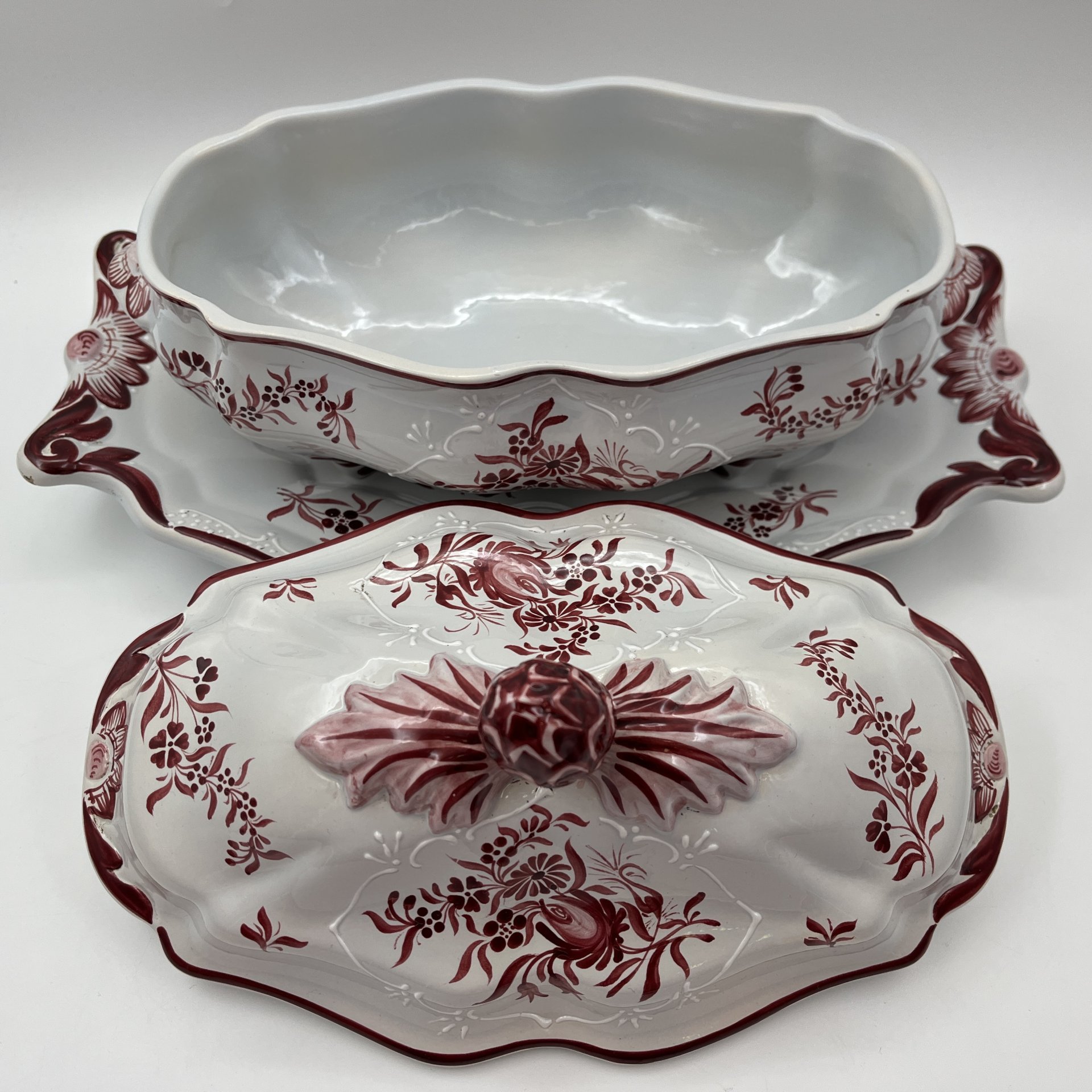 Террина (для подачи горячих блюд) на подносе, украшенная цветочным декором, фаянс, роспись, Франция, 1950-1970 гг.