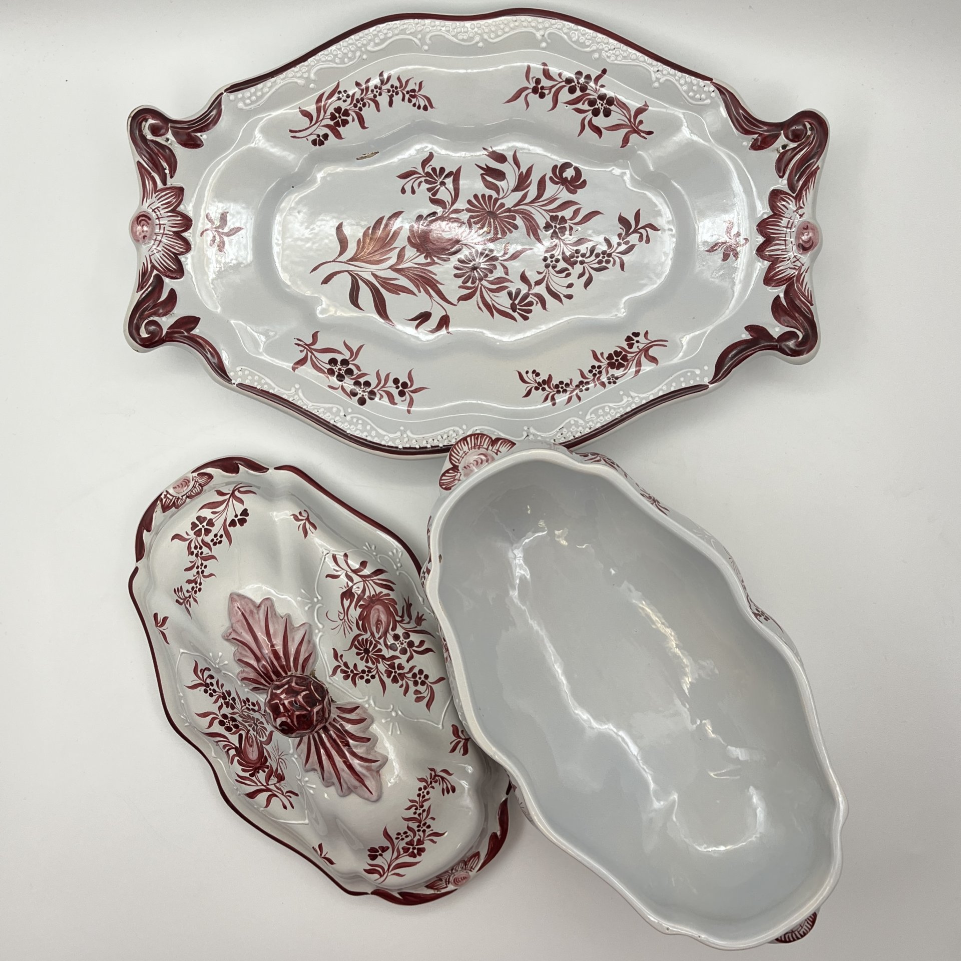 Террина (для подачи горячих блюд) на подносе, украшенная цветочным декором, фаянс, роспись, Франция, 1950-1970 гг.