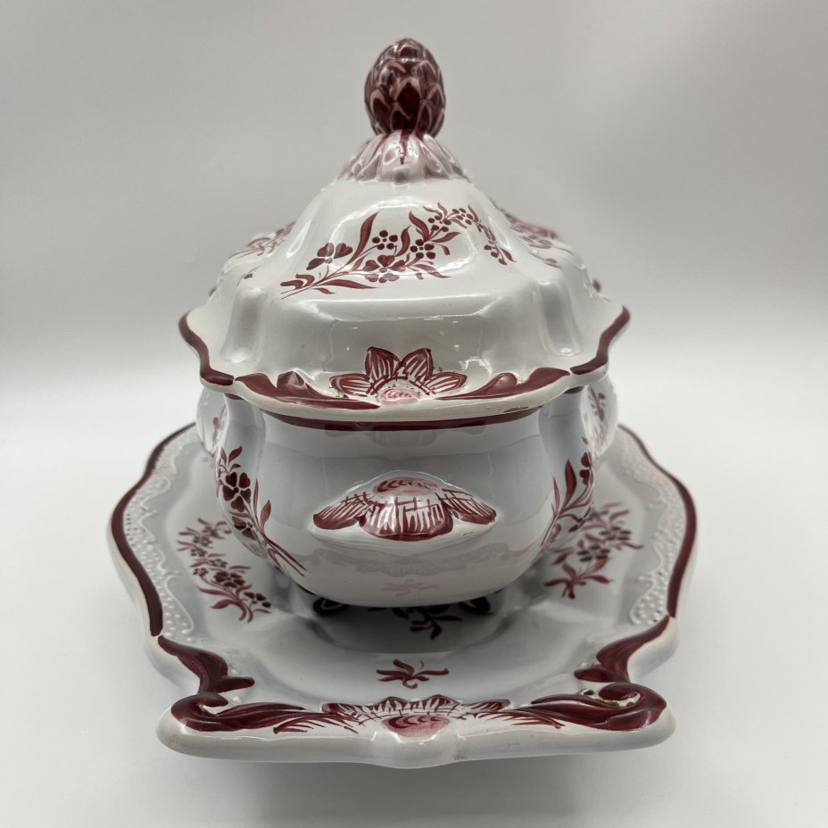 Террина (для подачи горячих блюд) на подносе, украшенная цветочным декором, фаянс, роспись, Франция, 1950-1970 гг.