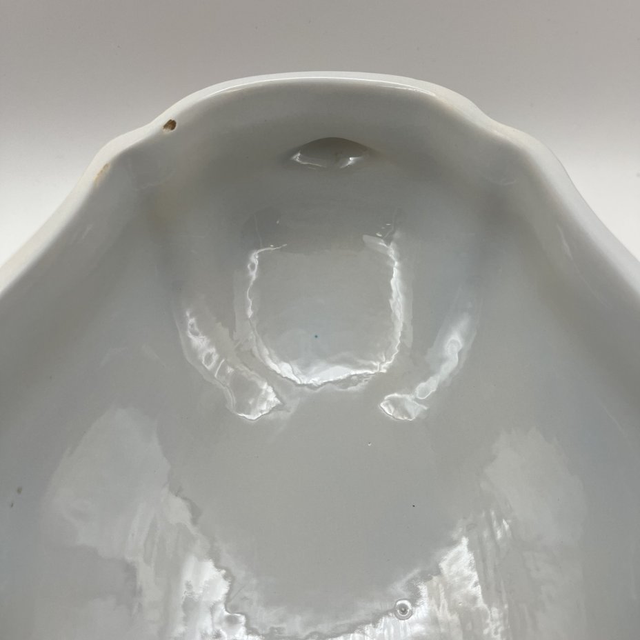 Террина (для подачи горячих блюд) на подносе, украшенная цветочным декором, фаянс, роспись, Франция, 1950-1970 гг.