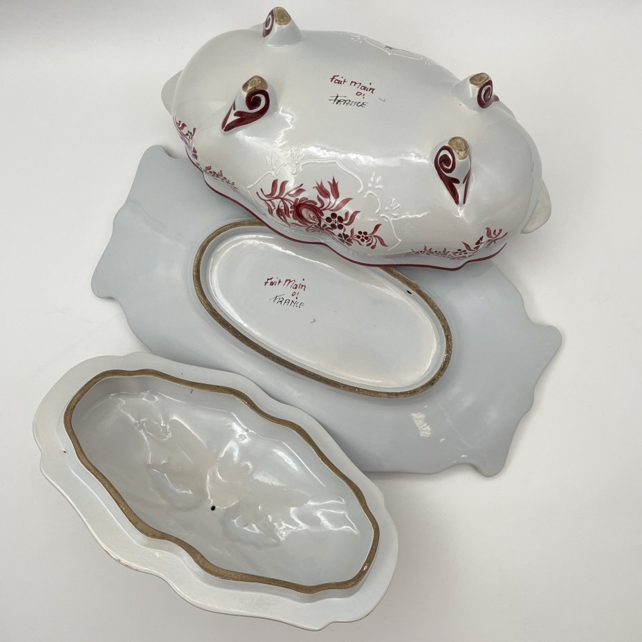 Террина (для подачи горячих блюд) на подносе, украшенная цветочным декором, фаянс, роспись, Франция, 1950-1970 гг.