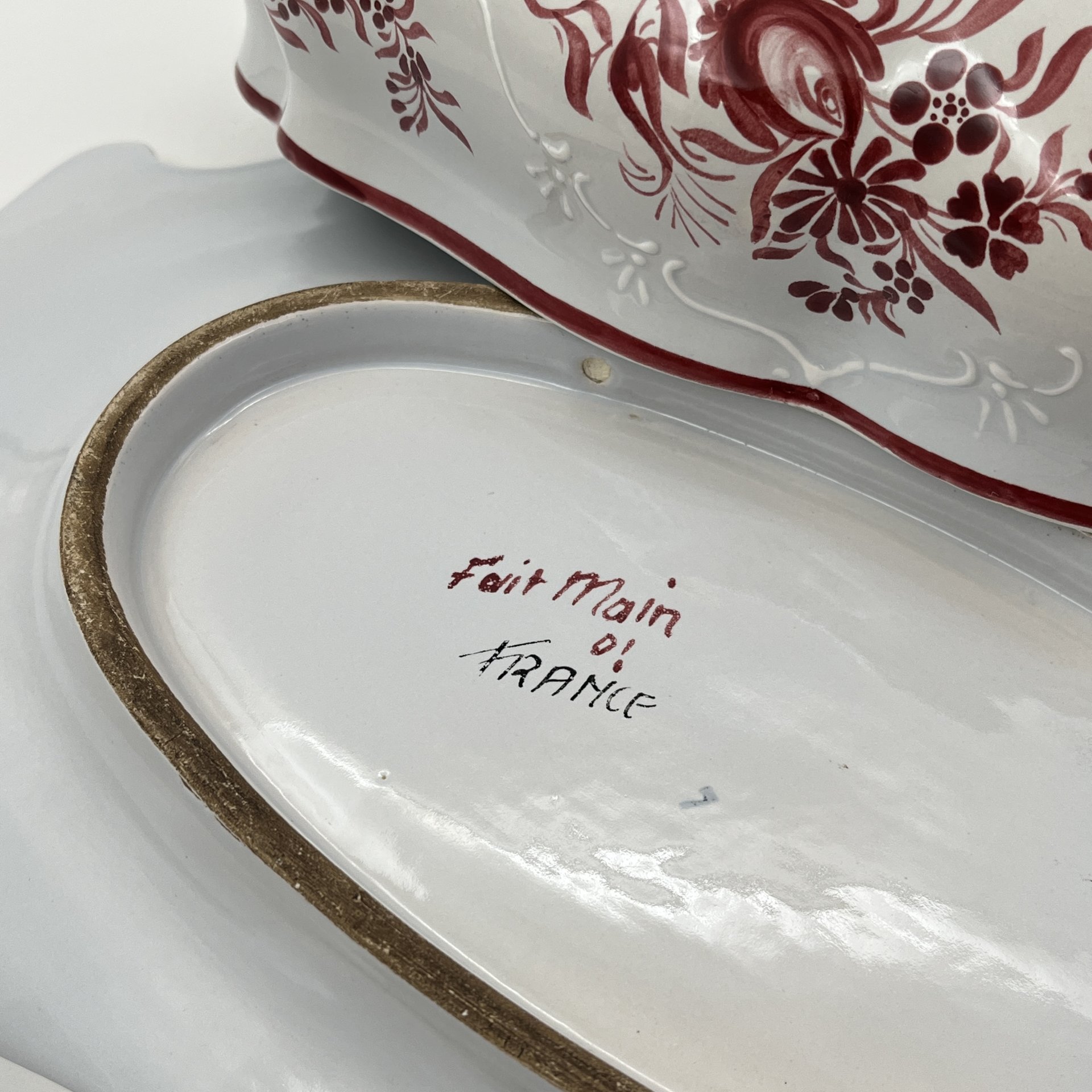 Террина (для подачи горячих блюд) на подносе, украшенная цветочным декором, фаянс, роспись, Франция, 1950-1970 гг.