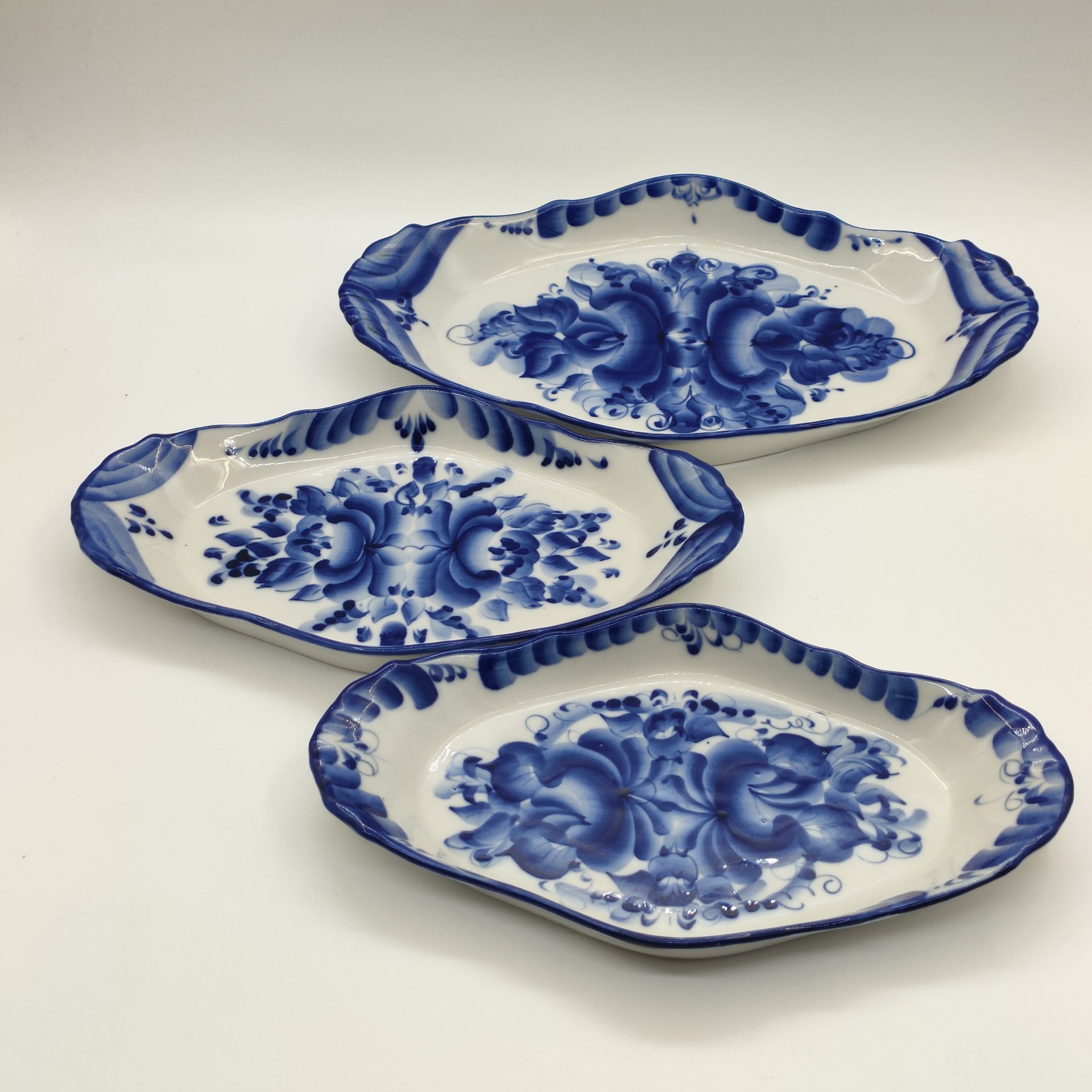 Набор из 3-х сервировочных блюд с цветочным орнаментом, фарфор, роспись, Гжельский фарфоровый завод, Российская Федерация, 1990-2015 гг.