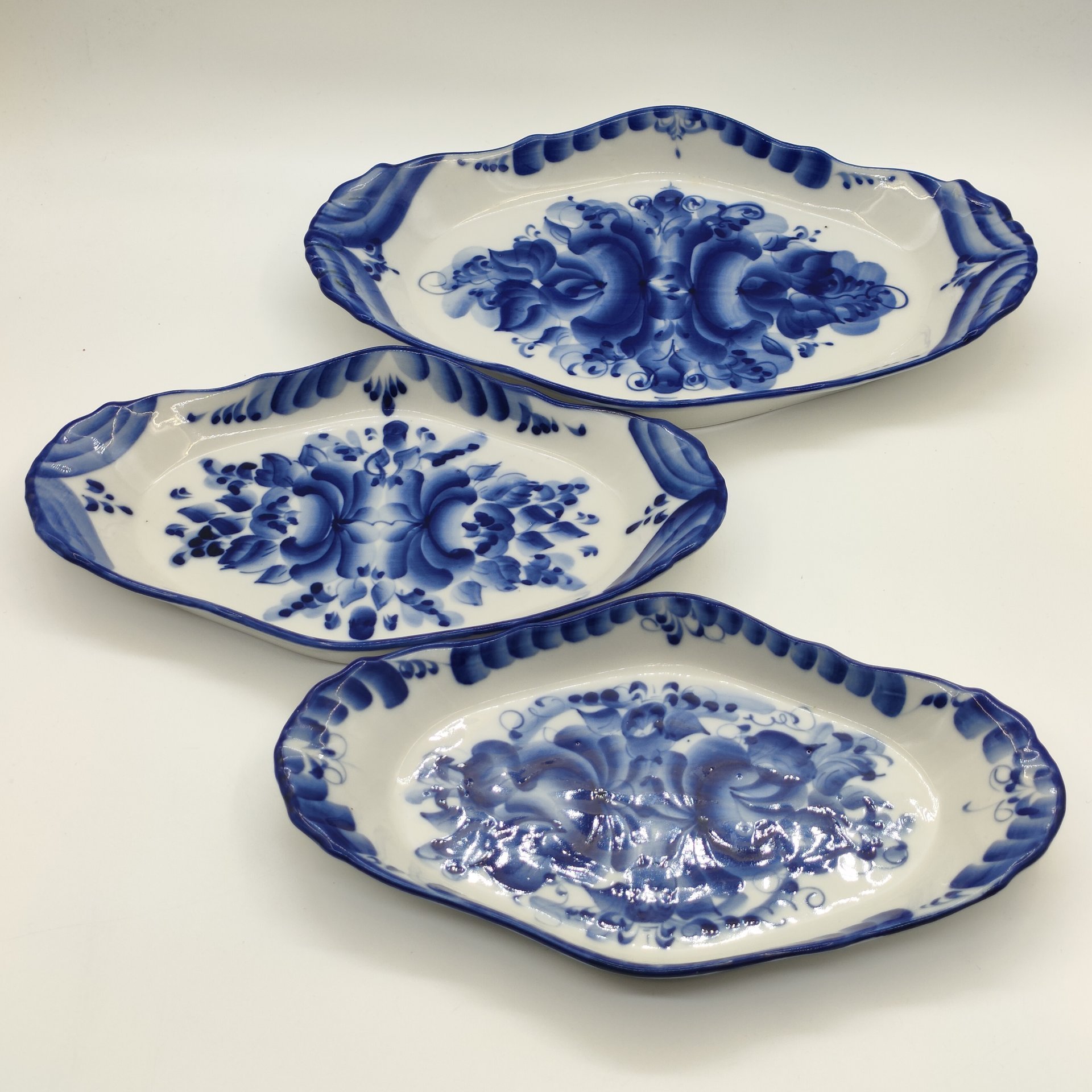 Набор из 3-х сервировочных блюд с цветочным орнаментом, фарфор, роспись, Гжельский фарфоровый завод, Российская Федерация, 1990-2015 гг.