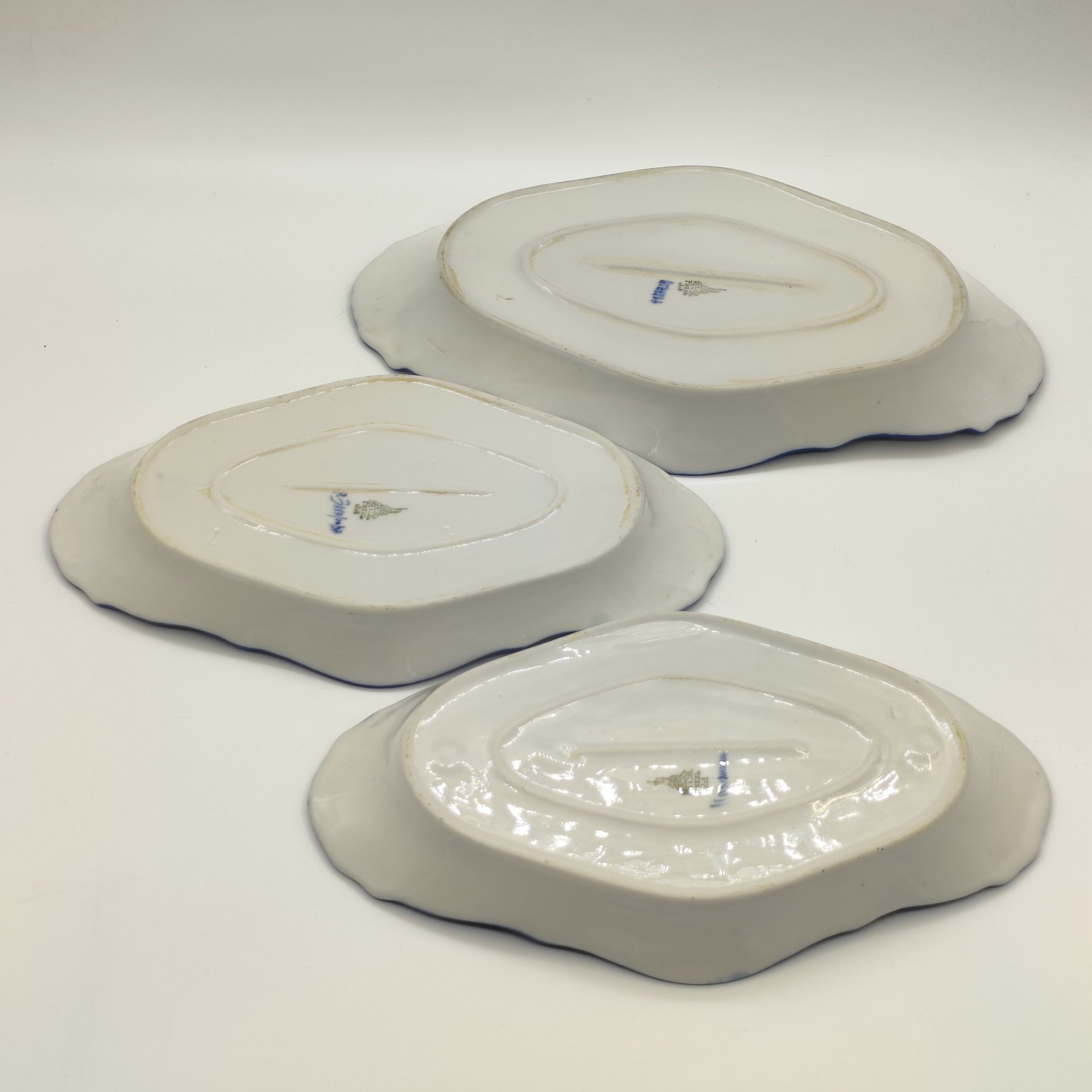 Набор из 3-х сервировочных блюд с цветочным орнаментом, фарфор, роспись, Гжельский фарфоровый завод, Российская Федерация, 1990-2015 гг.