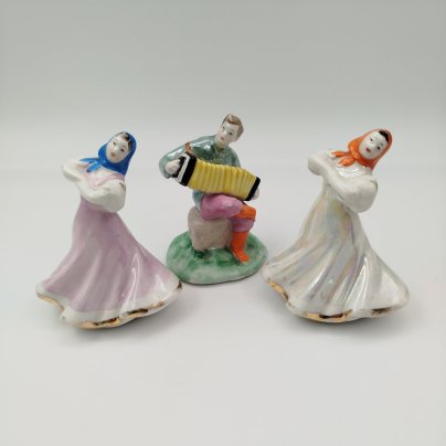 Скульптурная композиция из 3-х статуэток "Русский перепляс", автор А.Д. Бржезицкая, фарфор, роспись, люстр, золочение, Дулевский фарфоровый завод (Дулёво), СССР, 1961 г.