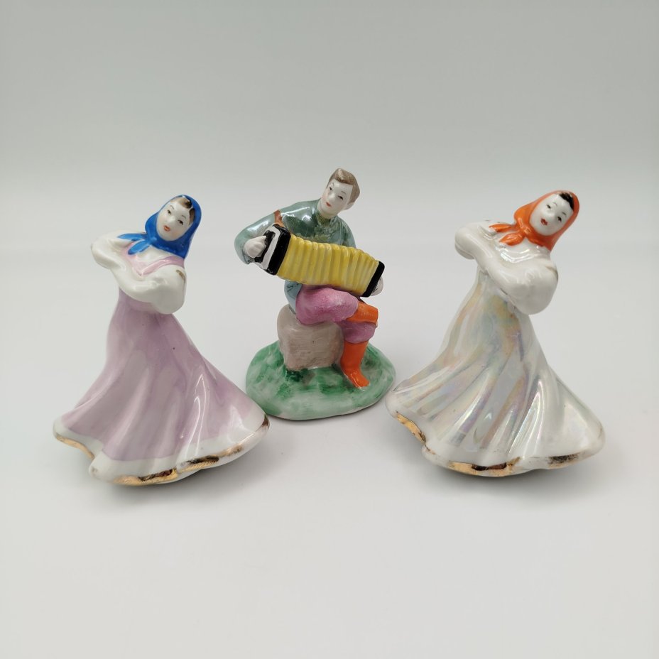 Скульптурная композиция из 3-х статуэток "Русский перепляс", автор А.Д. Бржезицкая, фарфор, роспись, люстр, золочение, Дулевский фарфоровый завод (Дулёво), СССР, 1961 г.