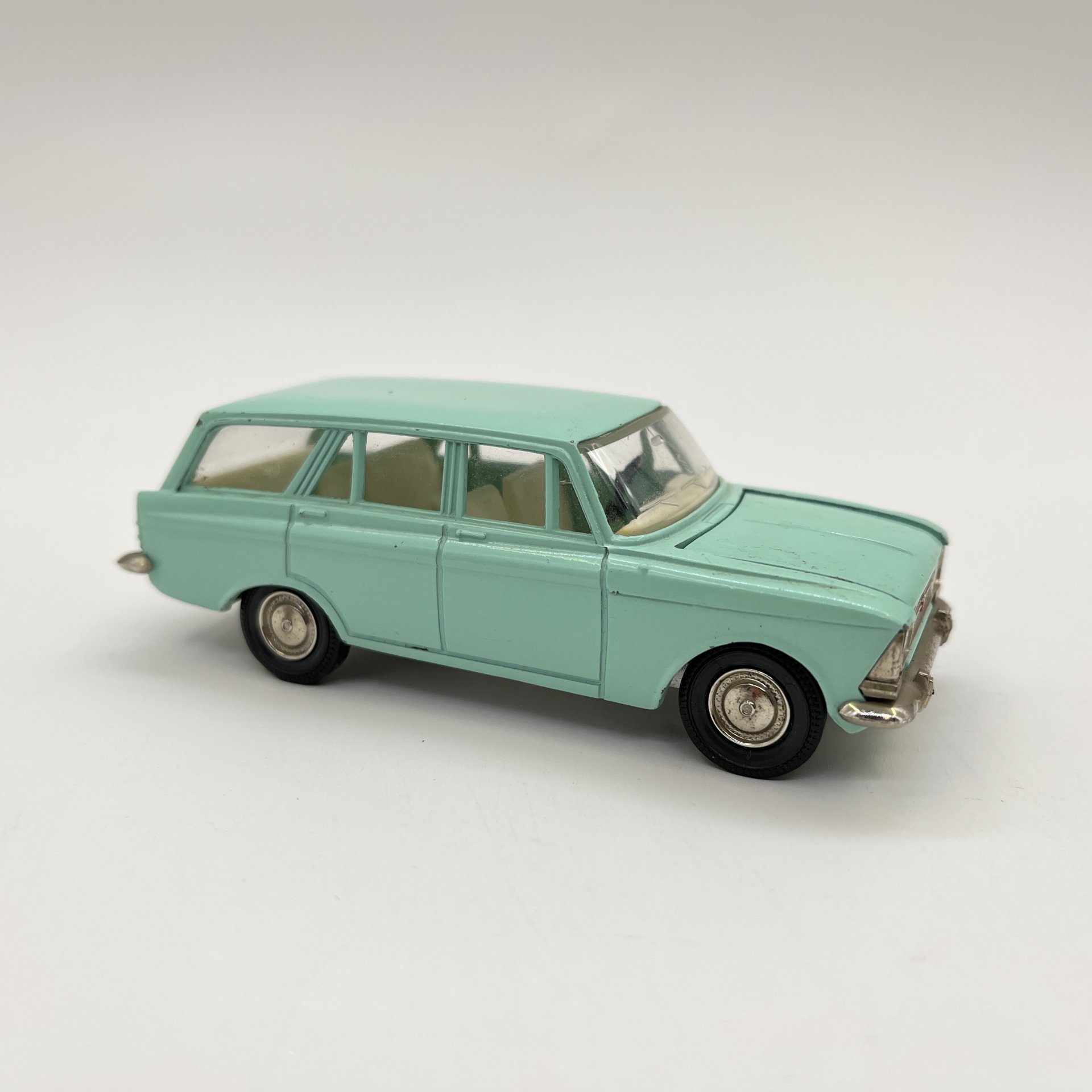 Масштабная модель автомобиля  "Москвич 427" в зеленом цвете, 1:43, модель А4, Саратовский завод «Тантал», металл, пластик, СССР, 1974-1978 гг.