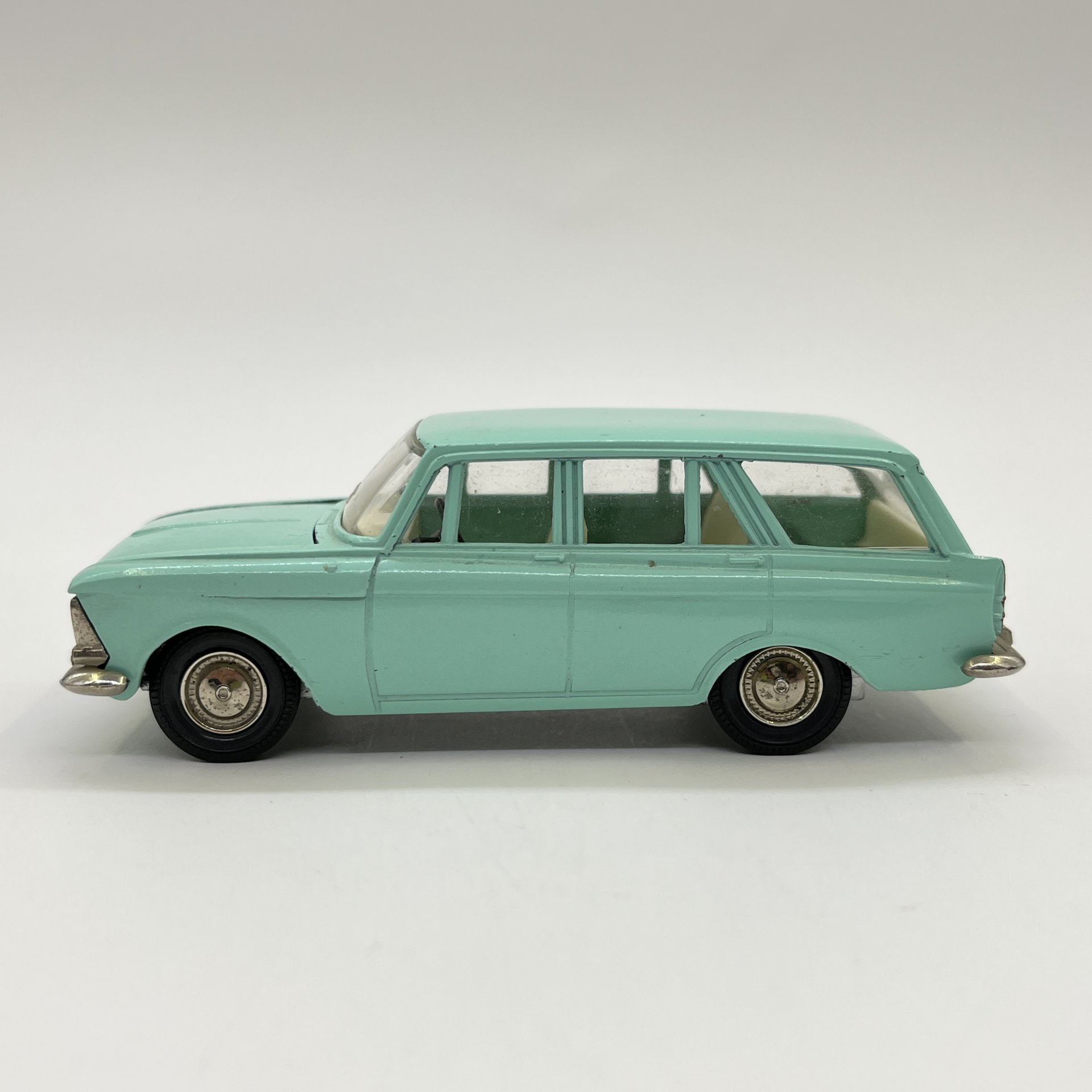 Масштабная модель автомобиля  "Москвич 427" в зеленом цвете, 1:43, модель А4, Саратовский завод «Тантал», металл, пластик, СССР, 1974-1978 гг.