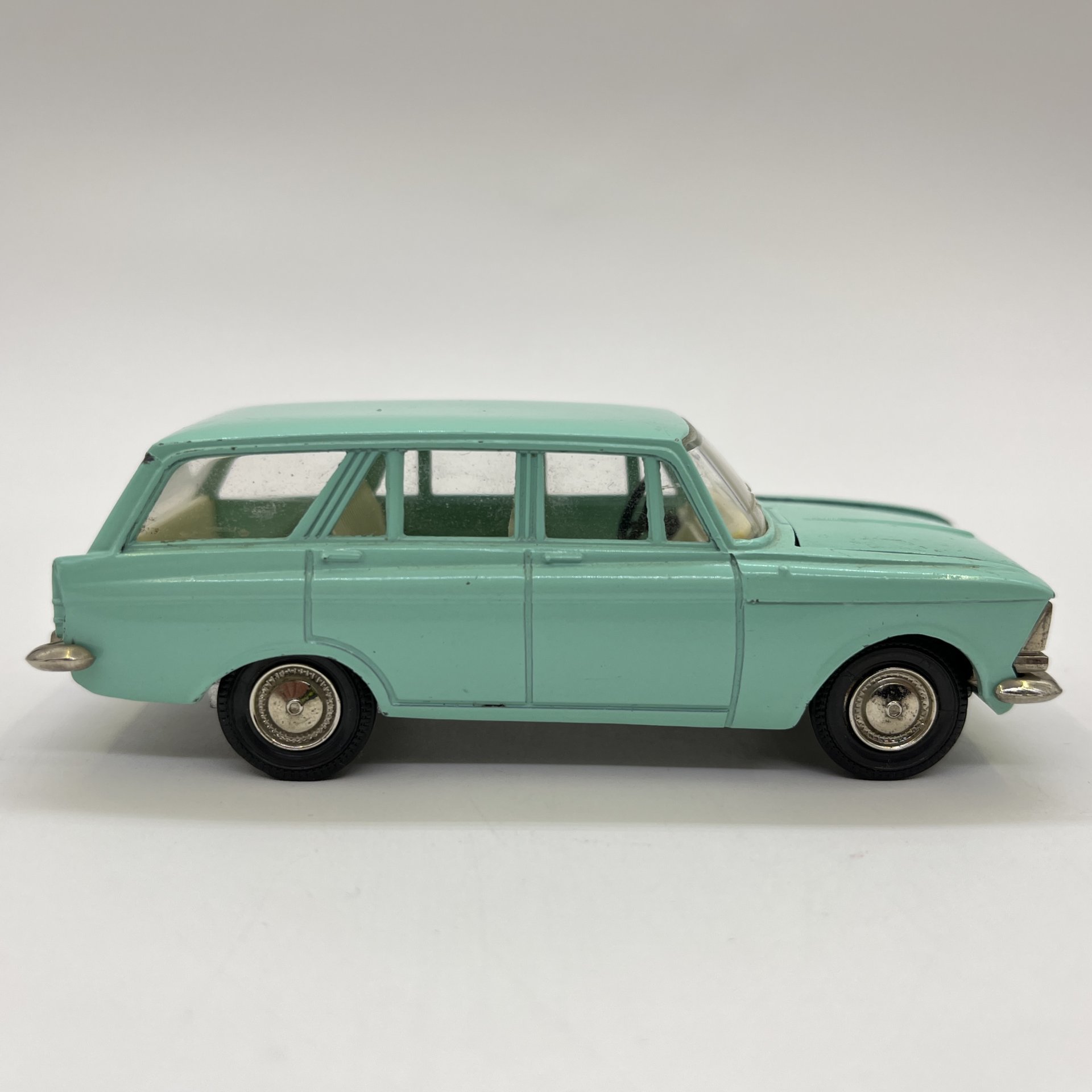 Масштабная модель автомобиля  "Москвич 427" в зеленом цвете, 1:43, модель А4, Саратовский завод «Тантал», металл, пластик, СССР, 1974-1978 гг.