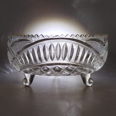 Ваза (конфетница, фруктовница) на трех ножках, украшенная рельефным декором, хрусталь, пресс, Восточная Европа, 1970-1990 гг.