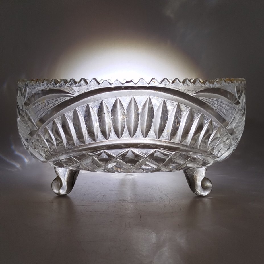 Ваза (конфетница, фруктовница) на трех ножках, украшенная рельефным декором, хрусталь, пресс, Восточная Европа, 1970-1990 гг.