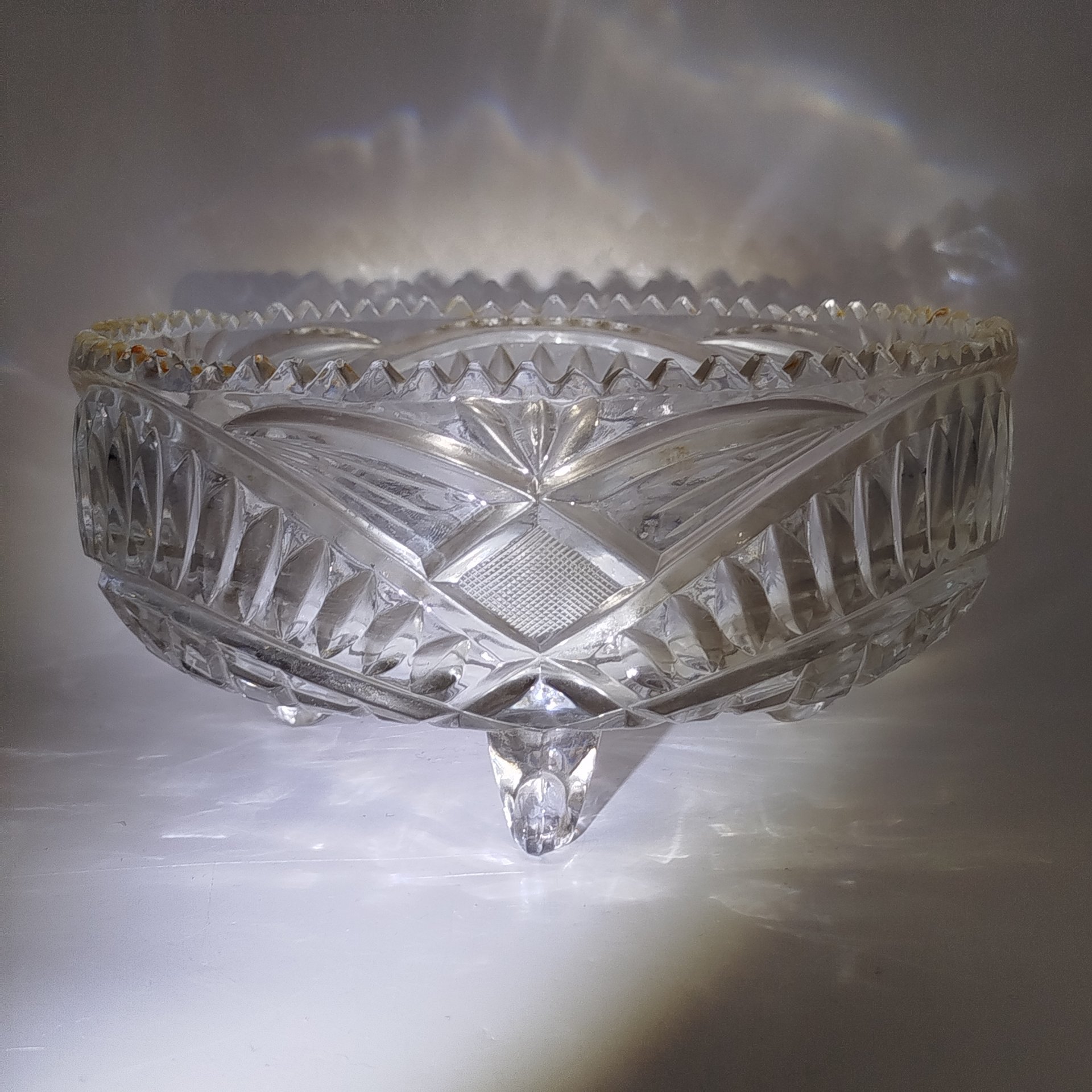 Ваза (конфетница, фруктовница) на трех ножках, украшенная рельефным декором, хрусталь, пресс, Восточная Европа, 1970-1990 гг.