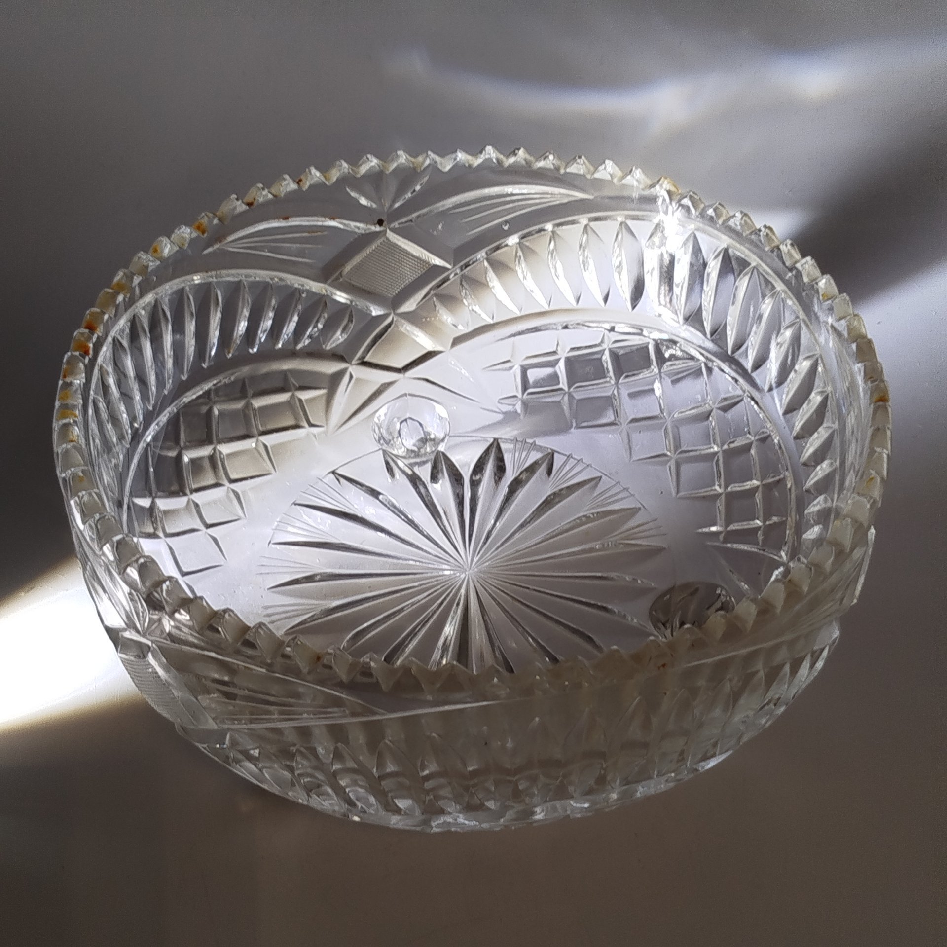 Ваза (конфетница, фруктовница) на трех ножках, украшенная рельефным декором, хрусталь, пресс, Восточная Европа, 1970-1990 гг.