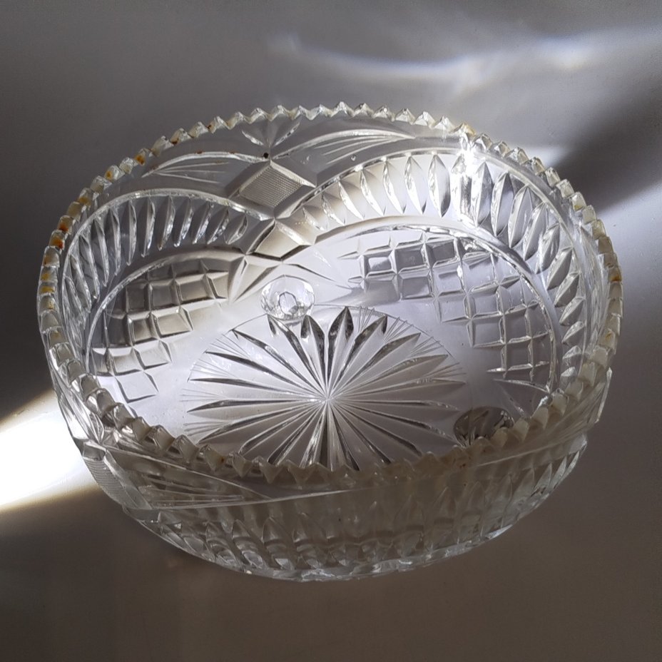 Ваза (конфетница, фруктовница) на трех ножках, украшенная рельефным декором