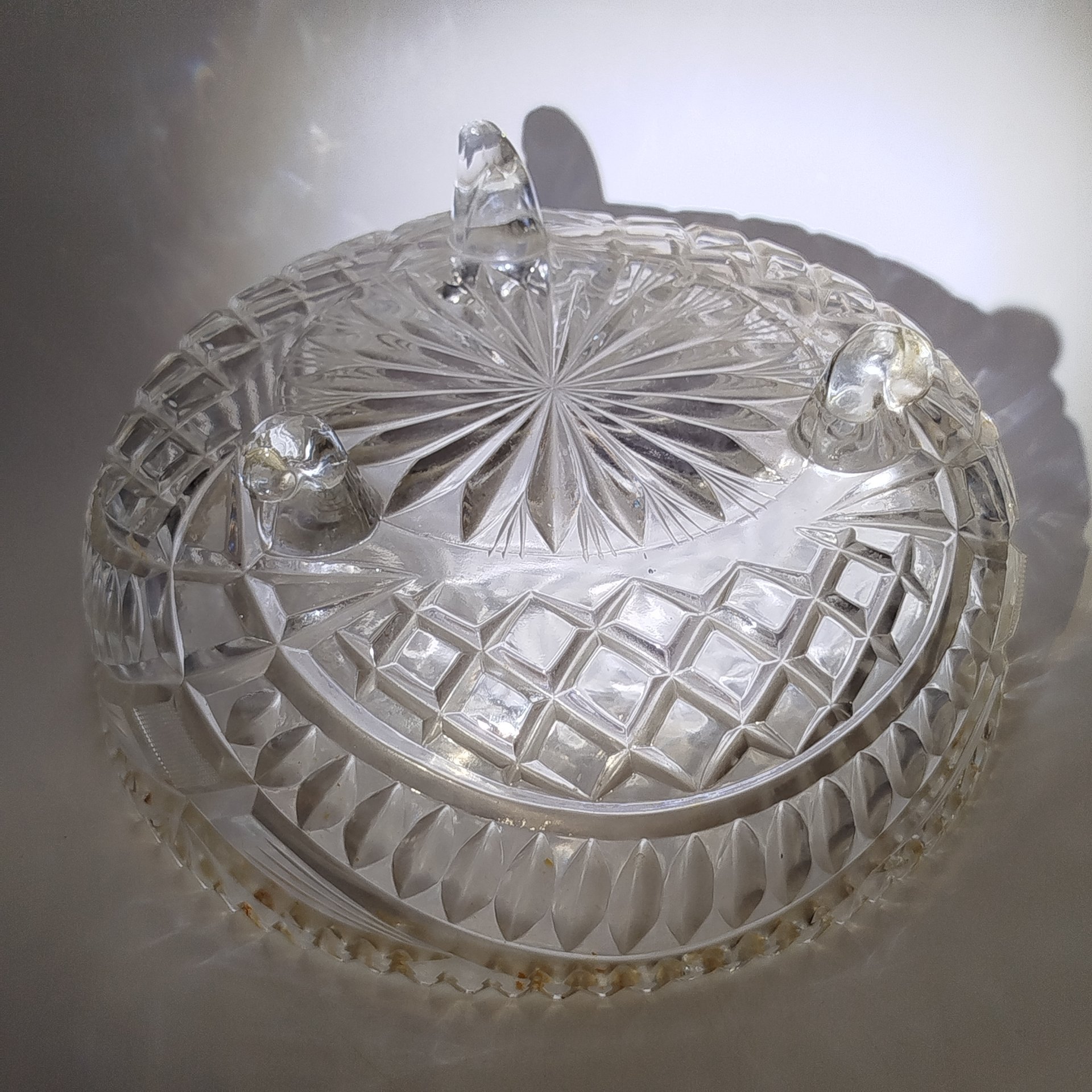 Ваза (конфетница, фруктовница) на трех ножках, украшенная рельефным декором, хрусталь, пресс, Восточная Европа, 1970-1990 гг.