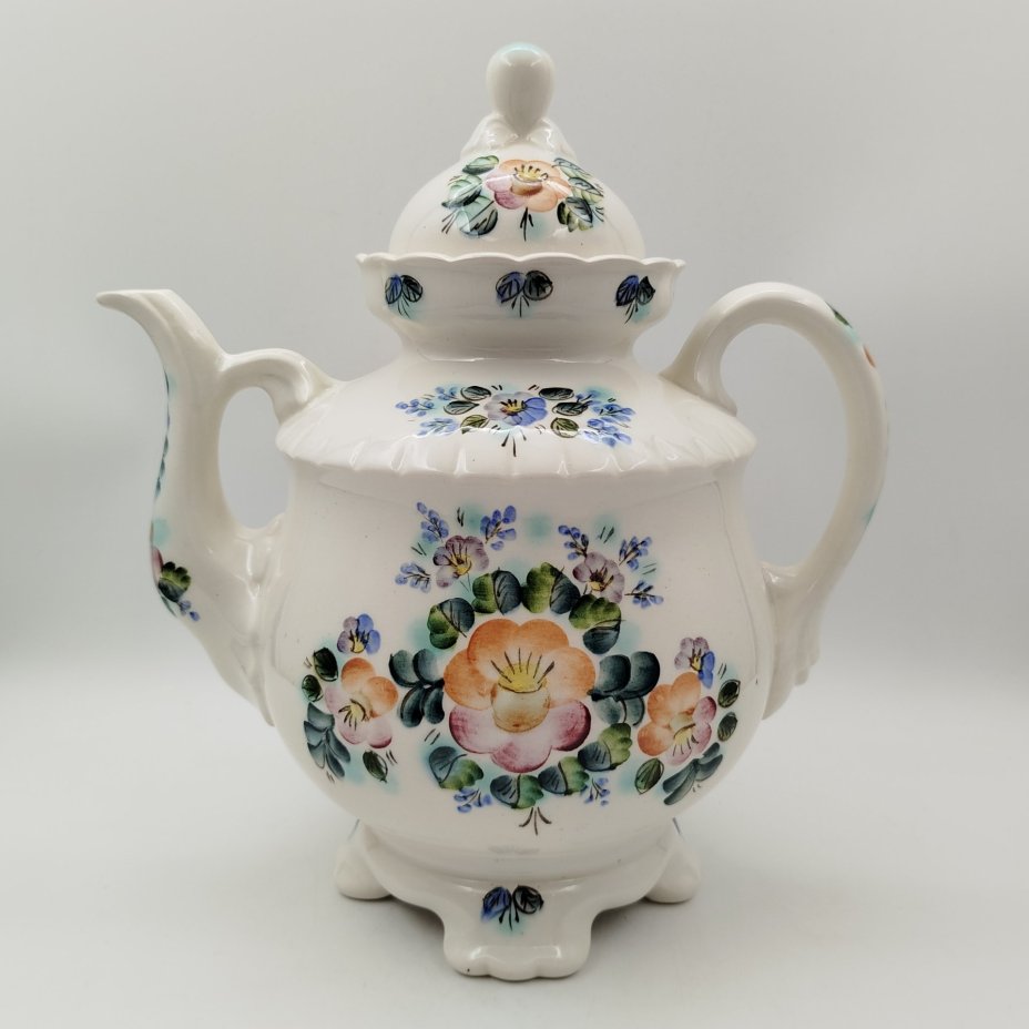 Чайник (большой), украшенный цветочным декором, фаянс, роспись, Семикаракорская керамика (Семикаракорский райпромкомбинат), СССР, 1970-1990 гг.