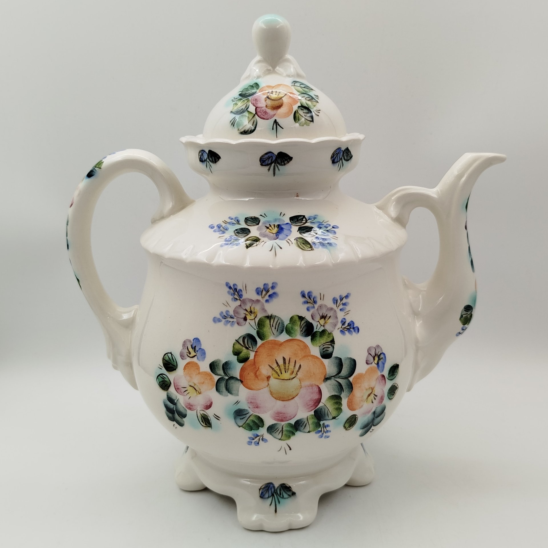 Чайник (большой), украшенный цветочным декором, фаянс, роспись, Семикаракорская керамика (Семикаракорский райпромкомбинат), СССР, 1970-1990 гг.