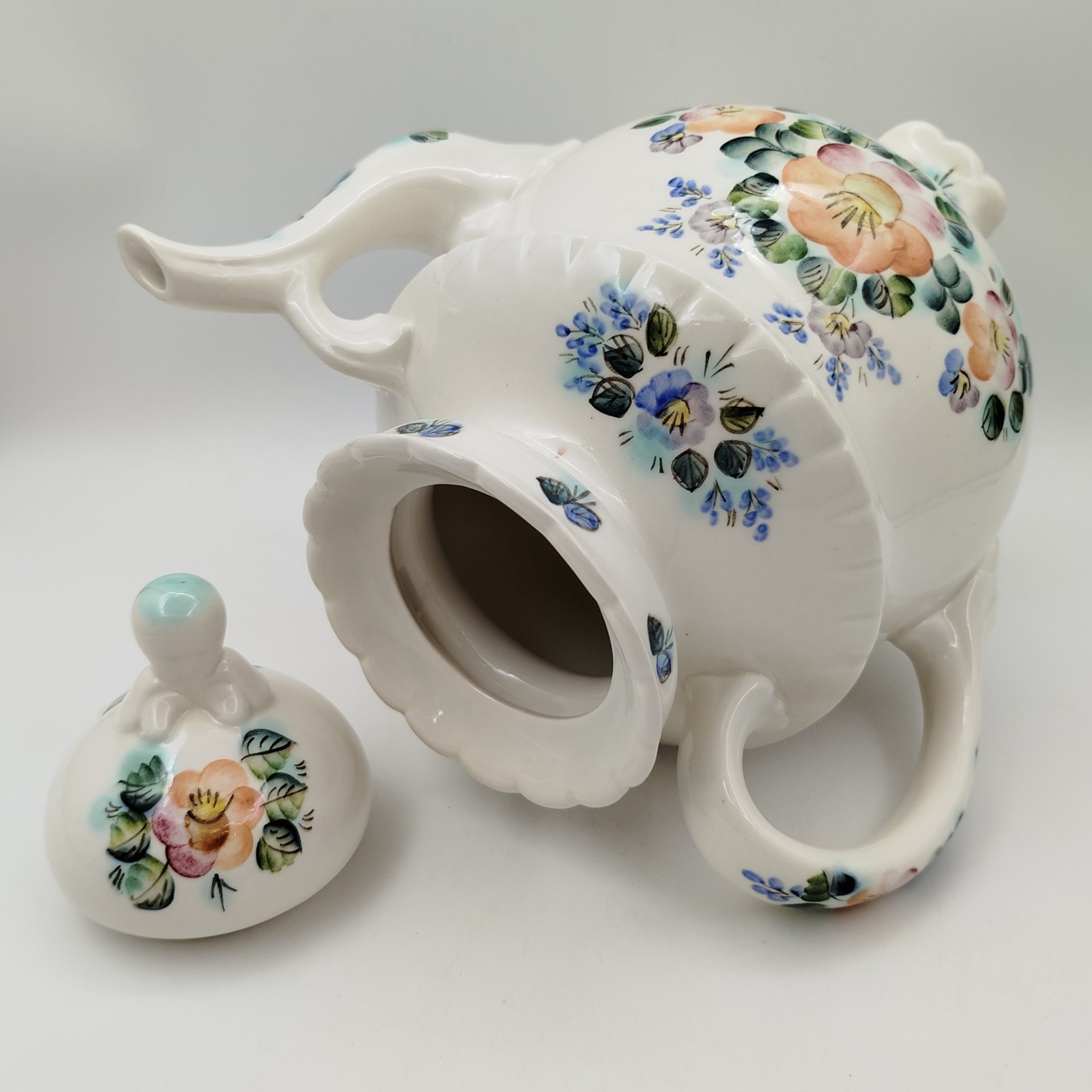 Чайник (большой), украшенный цветочным декором, фаянс, роспись, Семикаракорская керамика (Семикаракорский райпромкомбинат), СССР, 1970-1990 гг.