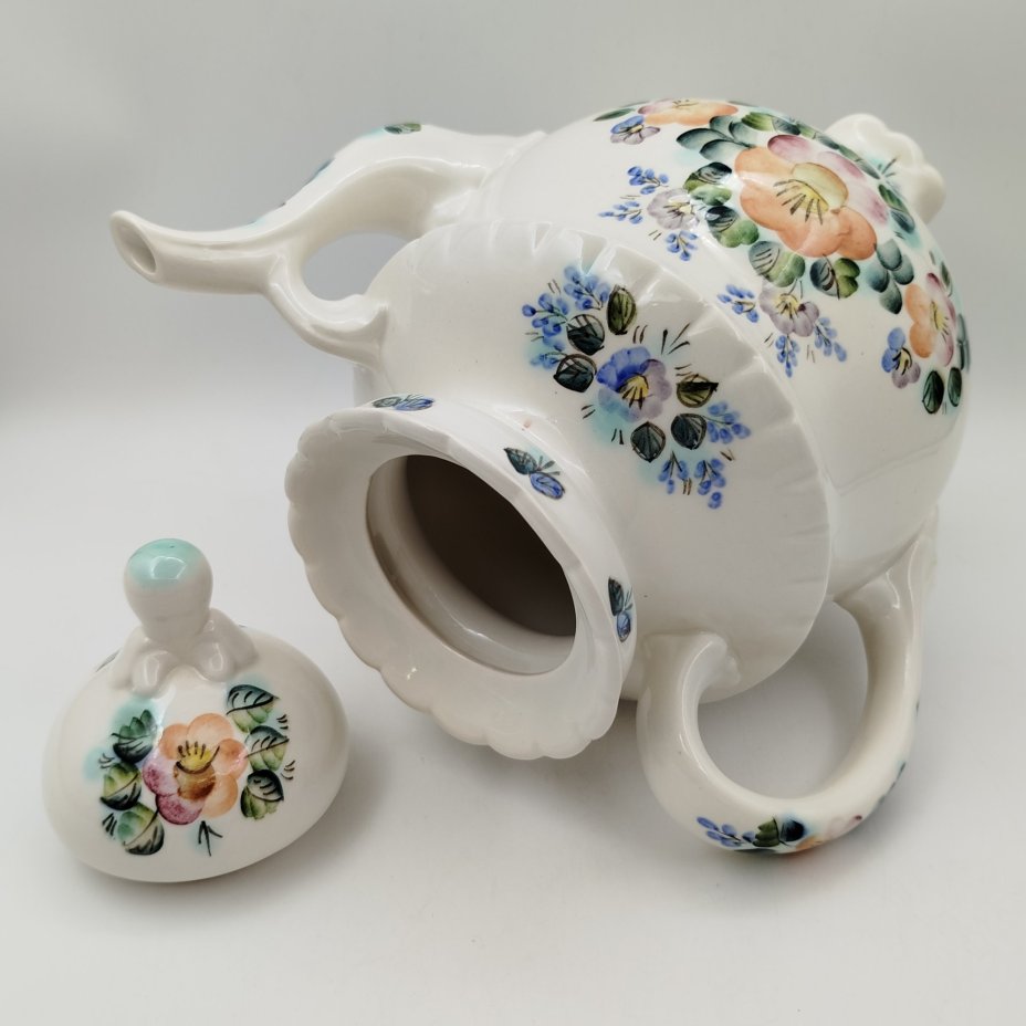 Чайник (большой), украшенный цветочным декором, фаянс, роспись, Семикаракорская керамика (Семикаракорский райпромкомбинат), СССР, 1970-1990 гг.
