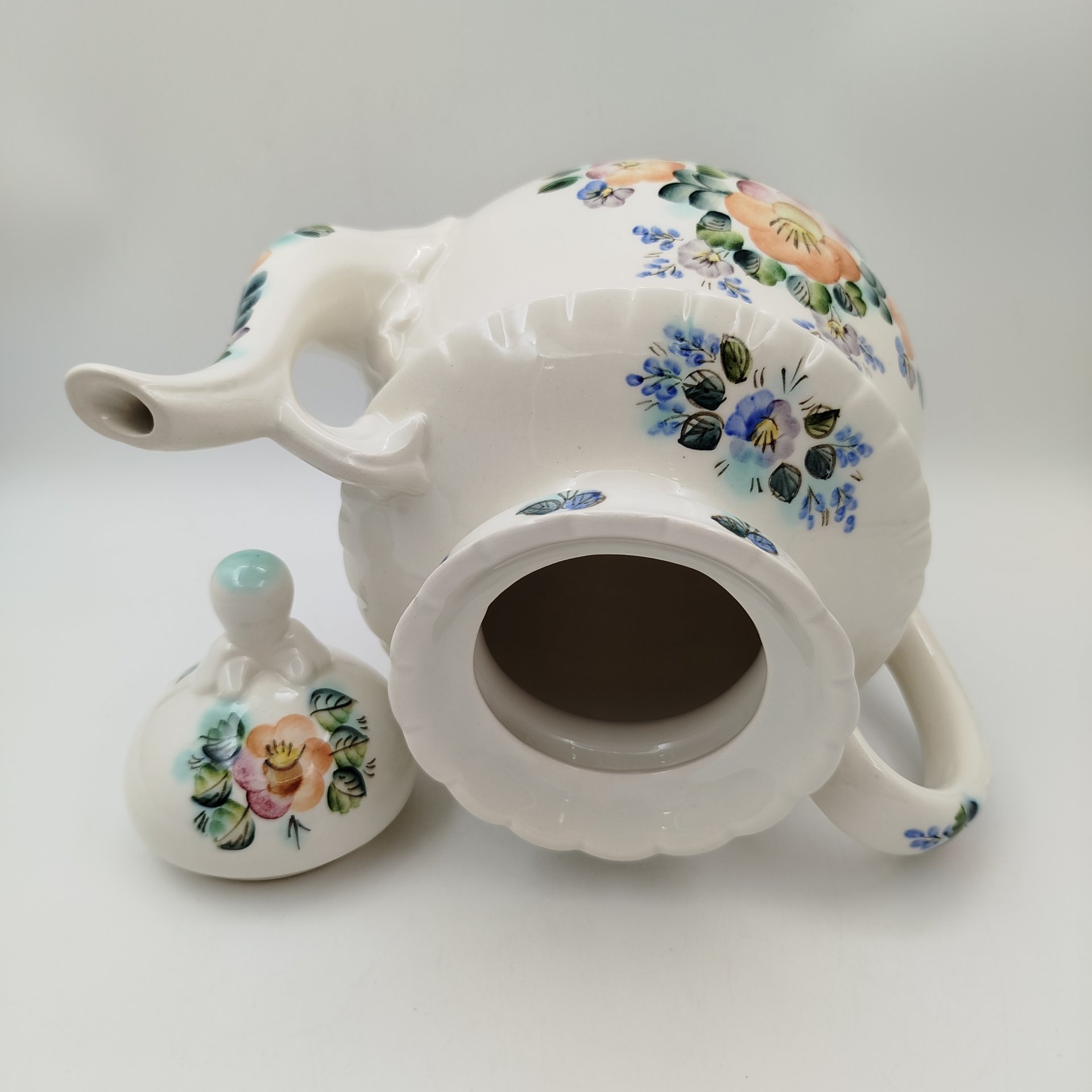Чайник (большой), украшенный цветочным декором, фаянс, роспись, Семикаракорская керамика (Семикаракорский райпромкомбинат), СССР, 1970-1990 гг.