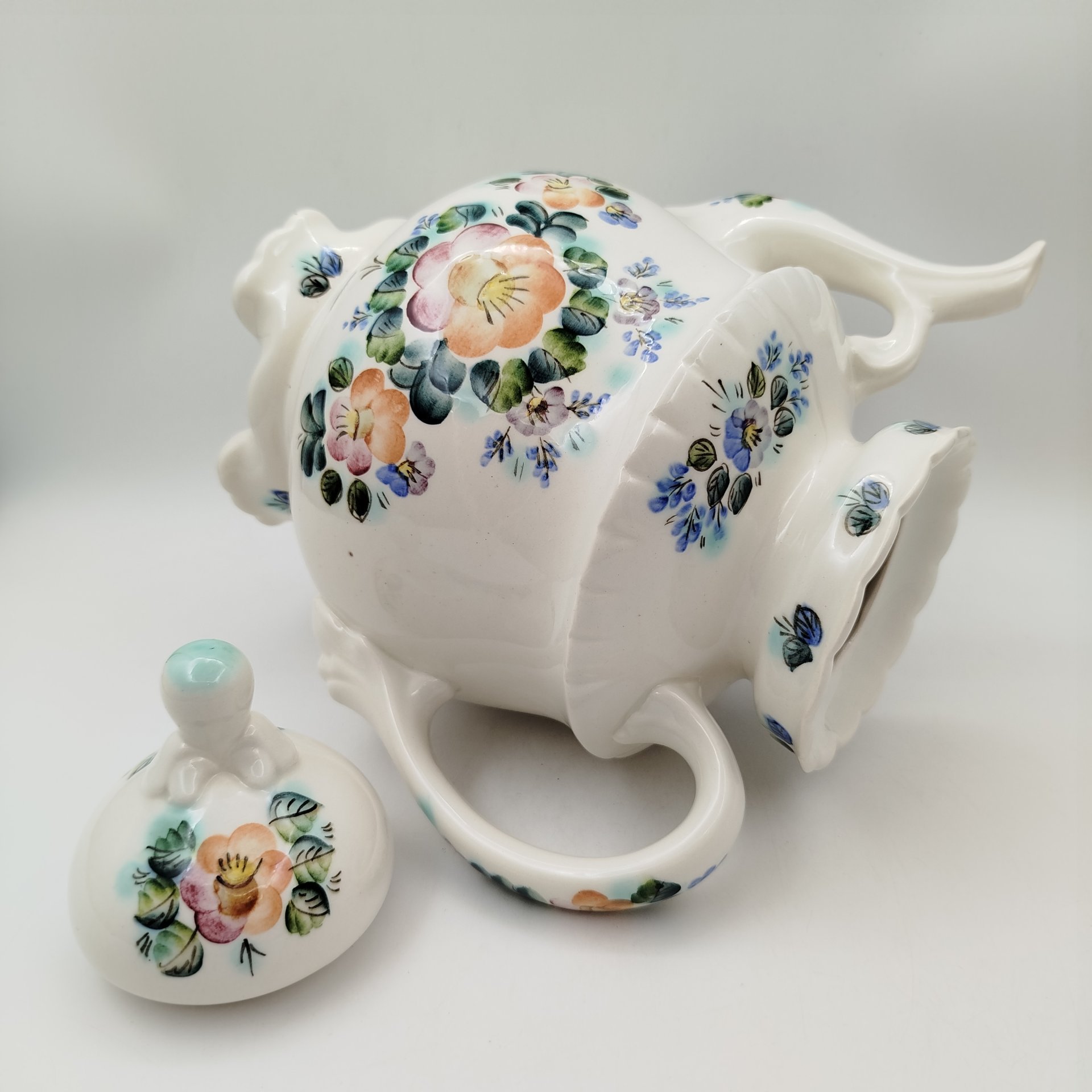 Чайник (большой), украшенный цветочным декором, фаянс, роспись, Семикаракорская керамика (Семикаракорский райпромкомбинат), СССР, 1970-1990 гг.