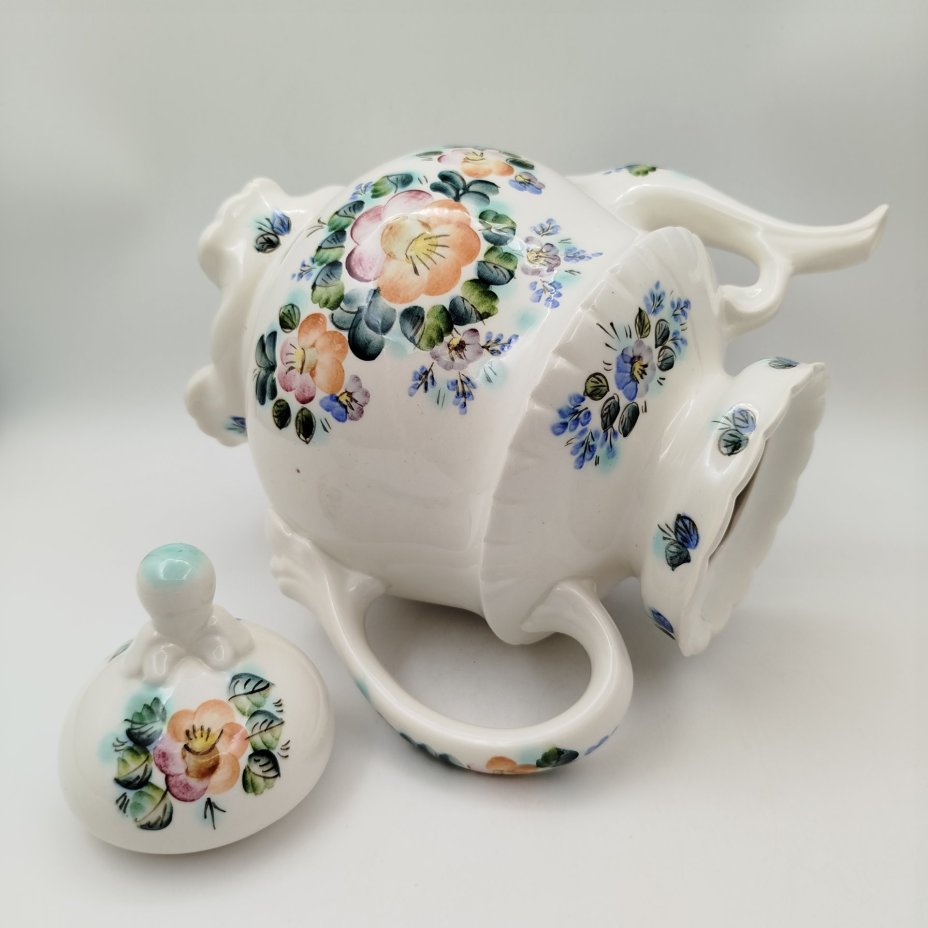 Чайник (большой), украшенный цветочным декором, фаянс, роспись, Семикаракорская керамика (Семикаракорский райпромкомбинат), СССР, 1970-1990 гг.