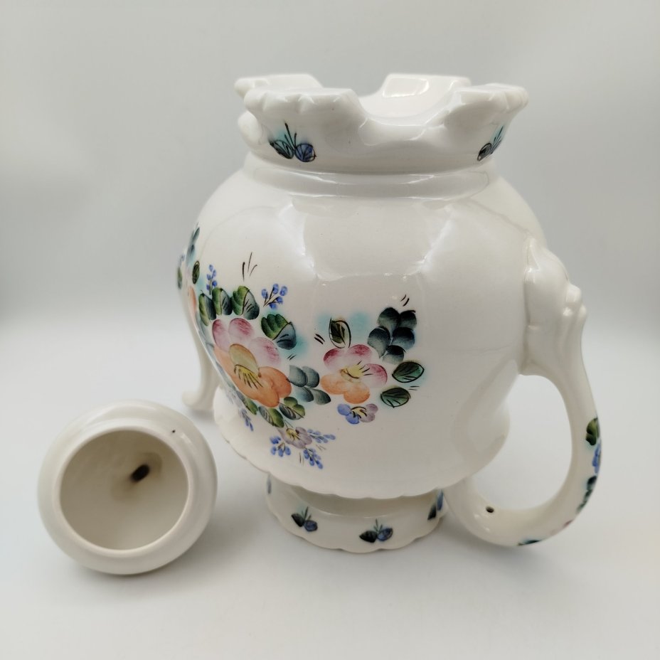 Чайник (большой), украшенный цветочным декором, фаянс, роспись, Семикаракорская керамика (Семикаракорский райпромкомбинат), СССР, 1970-1990 гг., Семикаракорская керамика (Семикаракорский райпромкомбинат)