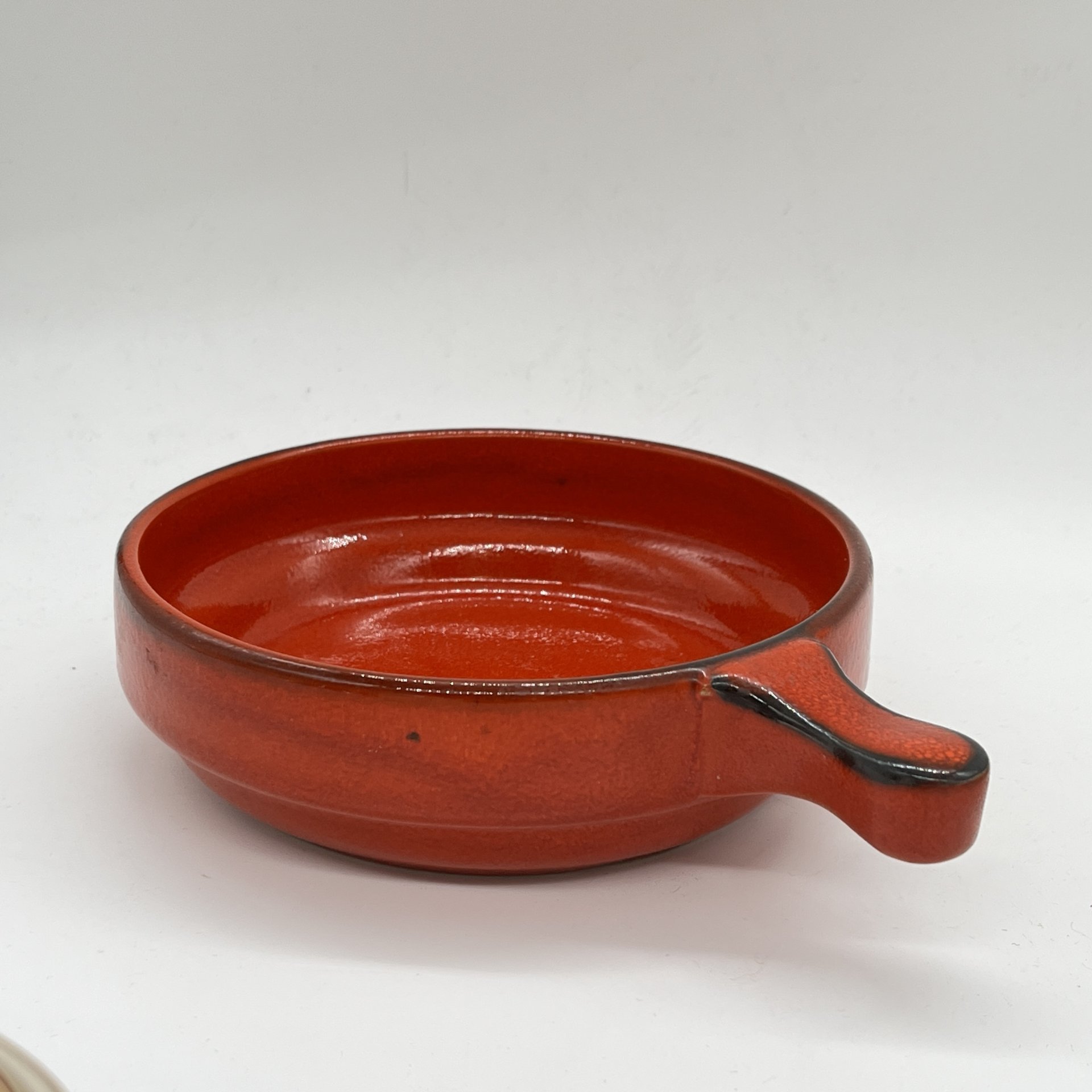 Сервировочная тарелка с ручкой красного оттенка, Kil, керамика, Югославия, 1970-1980 гг.