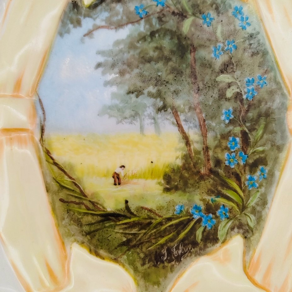 Тарелка (поднос) овальной формы, с фестончатым бортом и сценой сбора урожая в резерве в виде банта, с подписью автора росписи