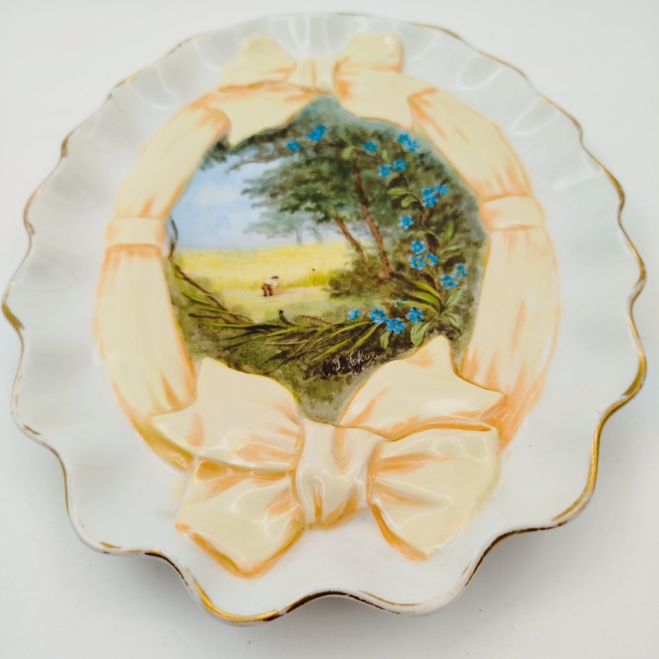 Тарелка (поднос) овальной формы, с фестончатым бортом и сценой сбора урожая в резерве в виде банта, с подписью автора росписи