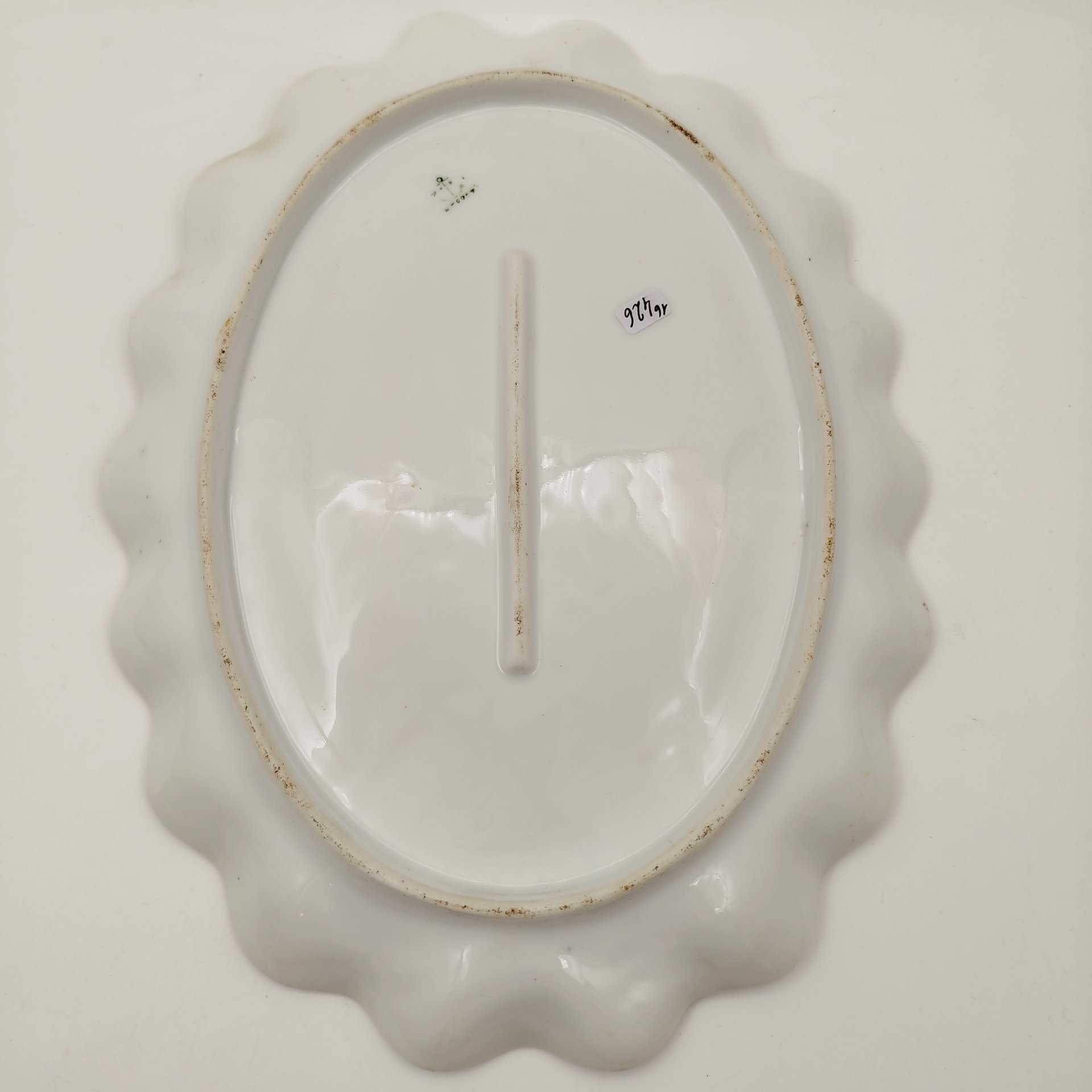 Тарелка (поднос) овальной формы, с фестончатым бортом и сценой сбора урожая в резерве в виде банта, с подписью автора росписи, фарфор, роспись, золочение, Западная Европа, 1890-1930 гг.