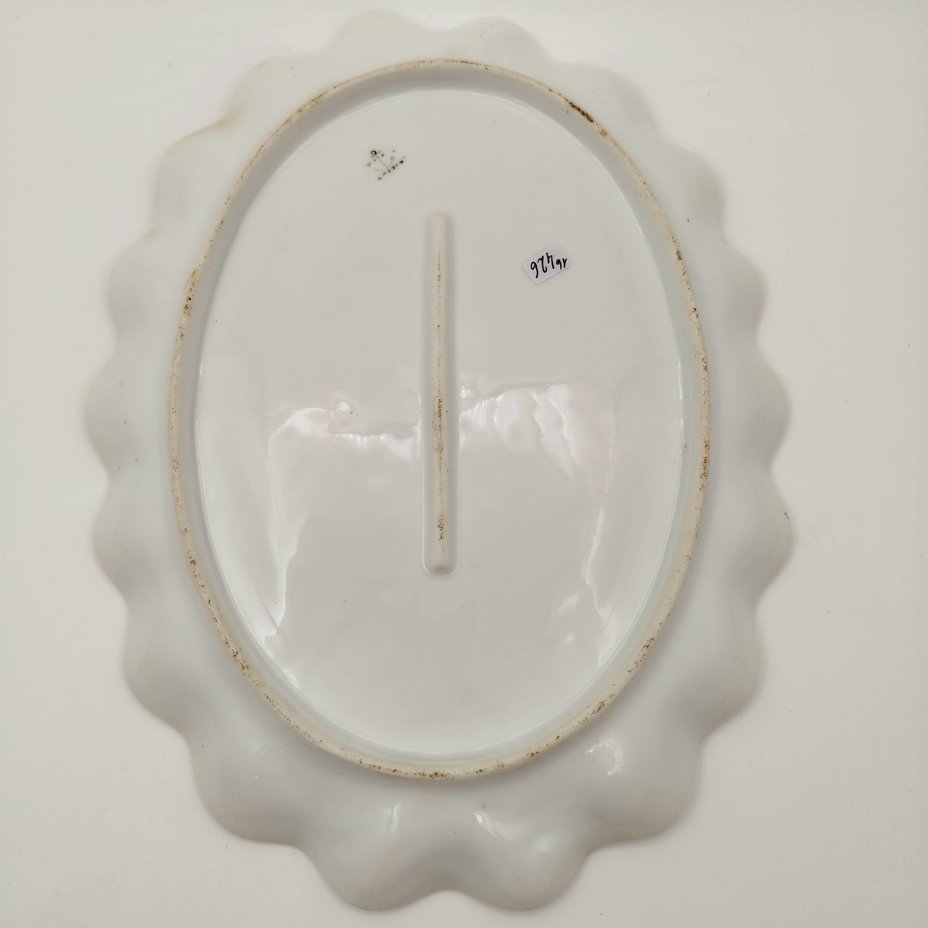 Тарелка (поднос) овальной формы, с фестончатым бортом и сценой сбора урожая в резерве в виде банта, с подписью автора росписи