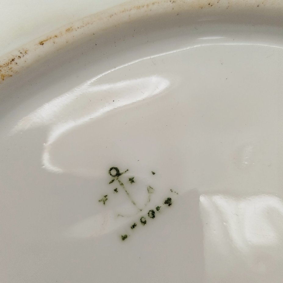 Тарелка (поднос) овальной формы, с фестончатым бортом и сценой сбора урожая в резерве в виде банта, с подписью автора росписи