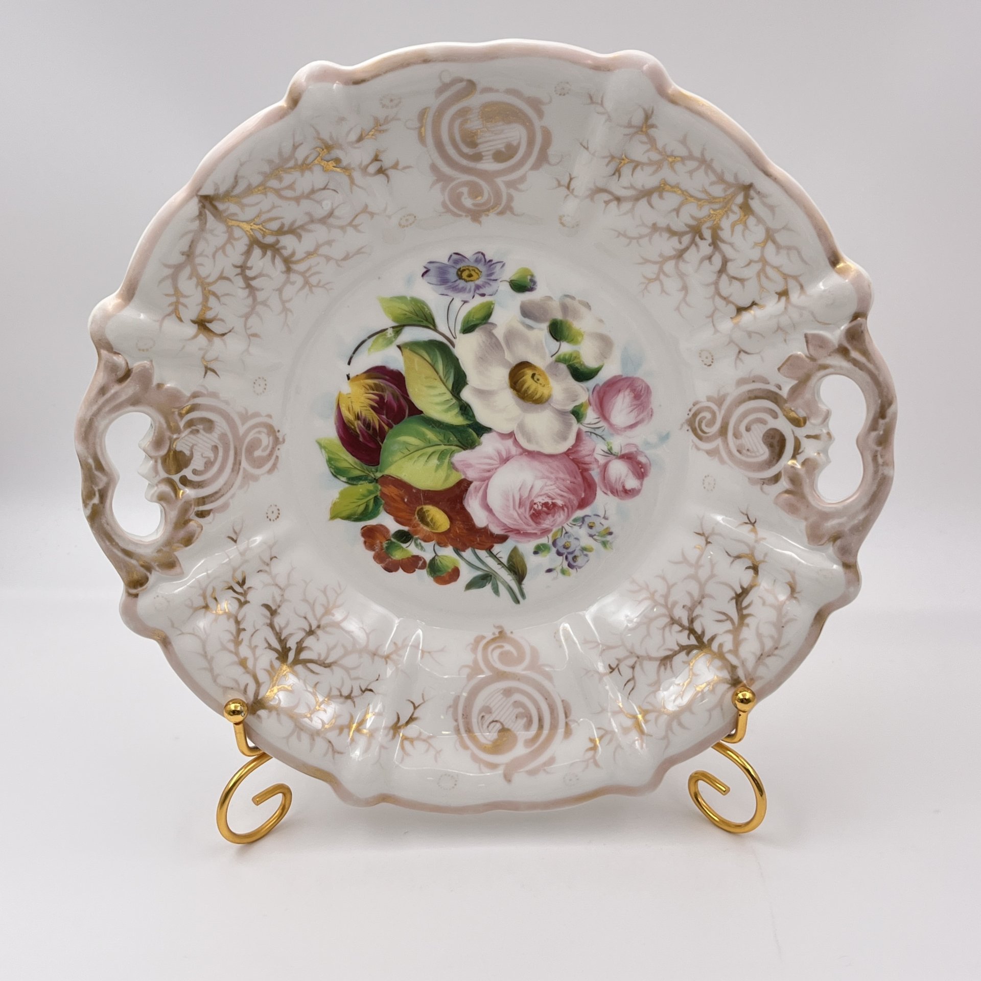 Блюдо с прорезными ручками, фигурным бортом и цветочной композицией в центре, фарфор, роспись, золочение, C. Tielsch & Co., Германия, 1850-1870 гг.