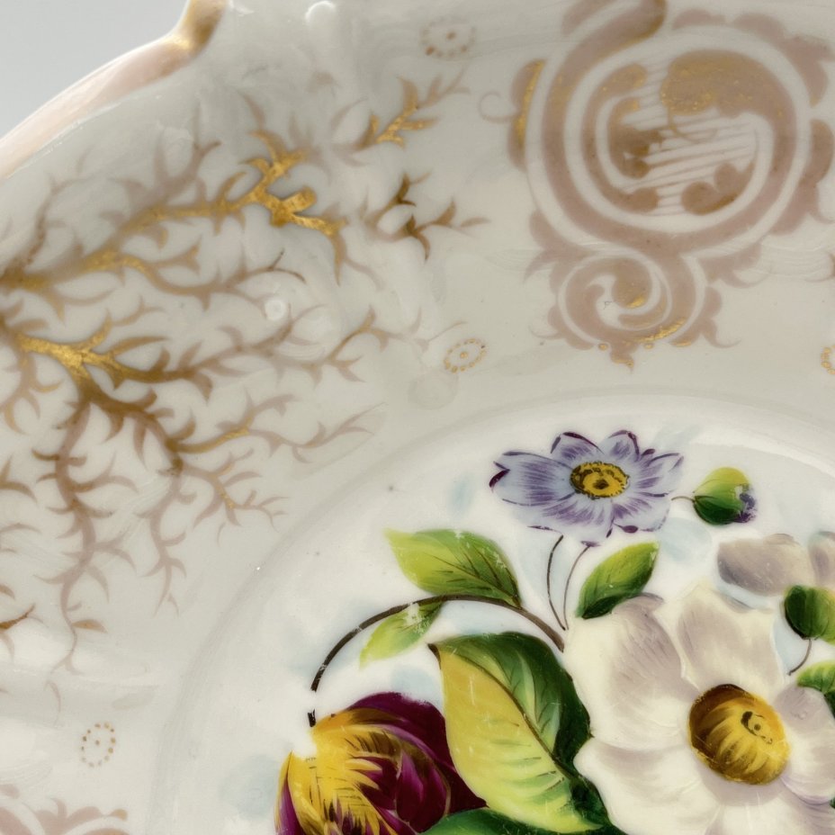 Блюдо с прорезными ручками, фигурным бортом и цветочной композицией в центре, фарфор, роспись, золочение, C. Tielsch & Co., Германия, 1850-1870 гг.