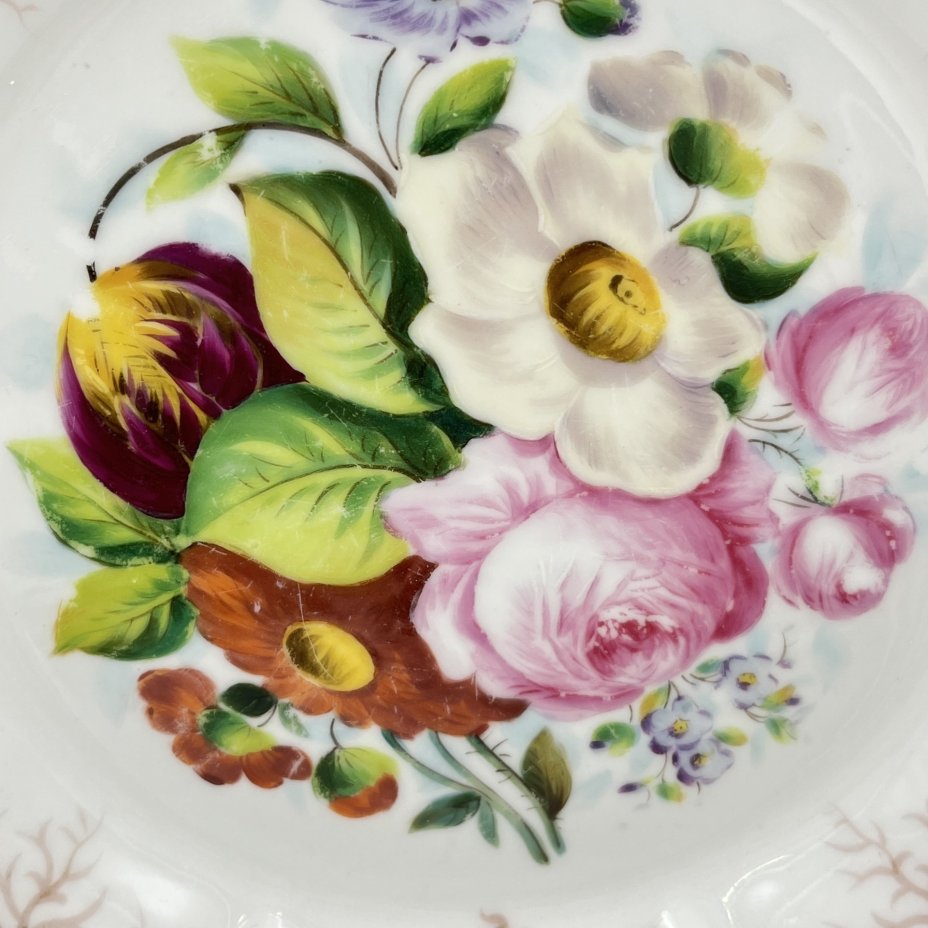 Блюдо с прорезными ручками, фигурным бортом и цветочной композицией в центре, фарфор, роспись, золочение, C. Tielsch & Co., Германия, 1850-1870 гг.