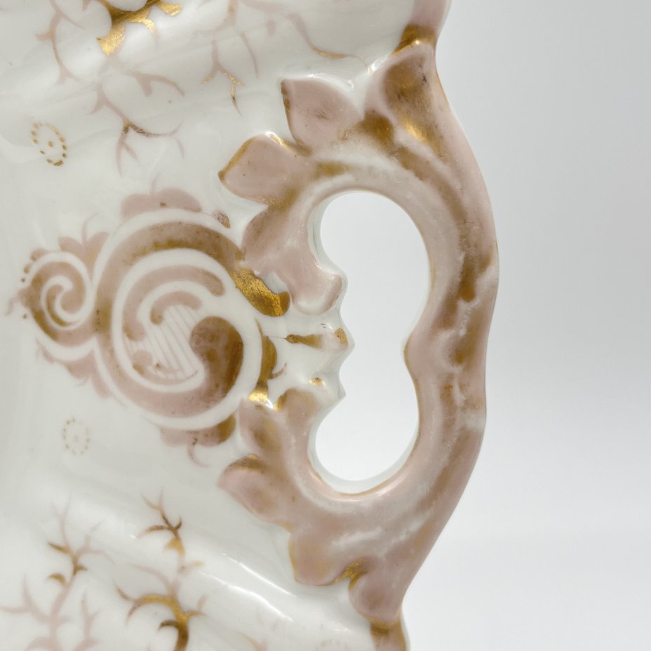 Блюдо с прорезными ручками, фигурным бортом и цветочной композицией в центре, фарфор, роспись, золочение, C. Tielsch & Co., Германия, 1850-1870 гг.