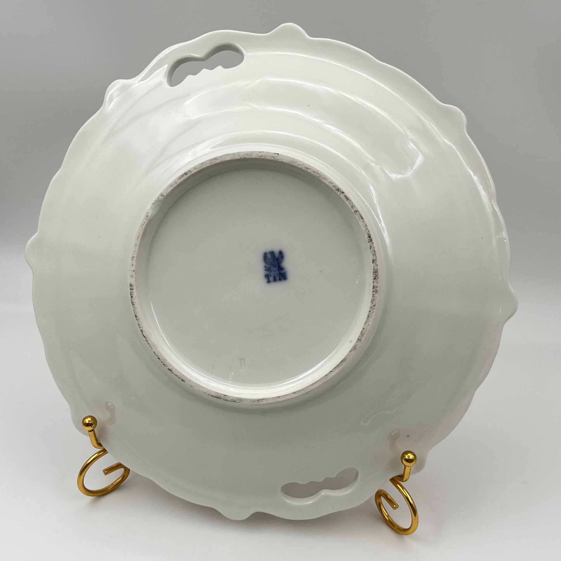 Блюдо с прорезными ручками, фигурным бортом и цветочной композицией в центре, фарфор, роспись, золочение, C. Tielsch & Co., Германия, 1850-1870 гг.