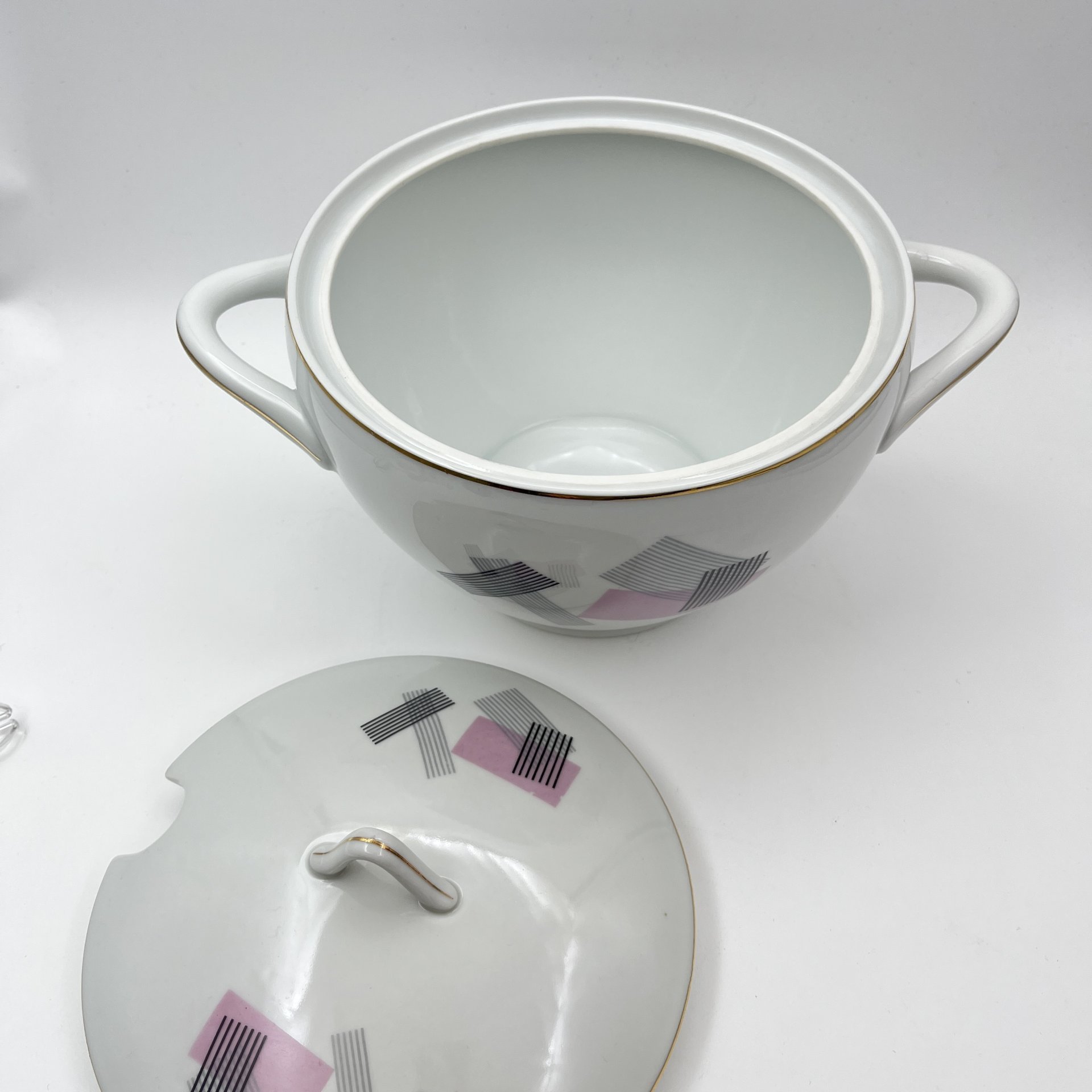 Супница с геометрическим декором, Cornelia Loucky Carlsbad