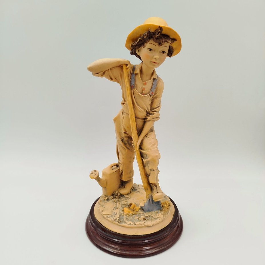 Статуэтка "Мальчик-садовник" по модели скульптора Vittorio Tessaro, в стилистике Capodimonte