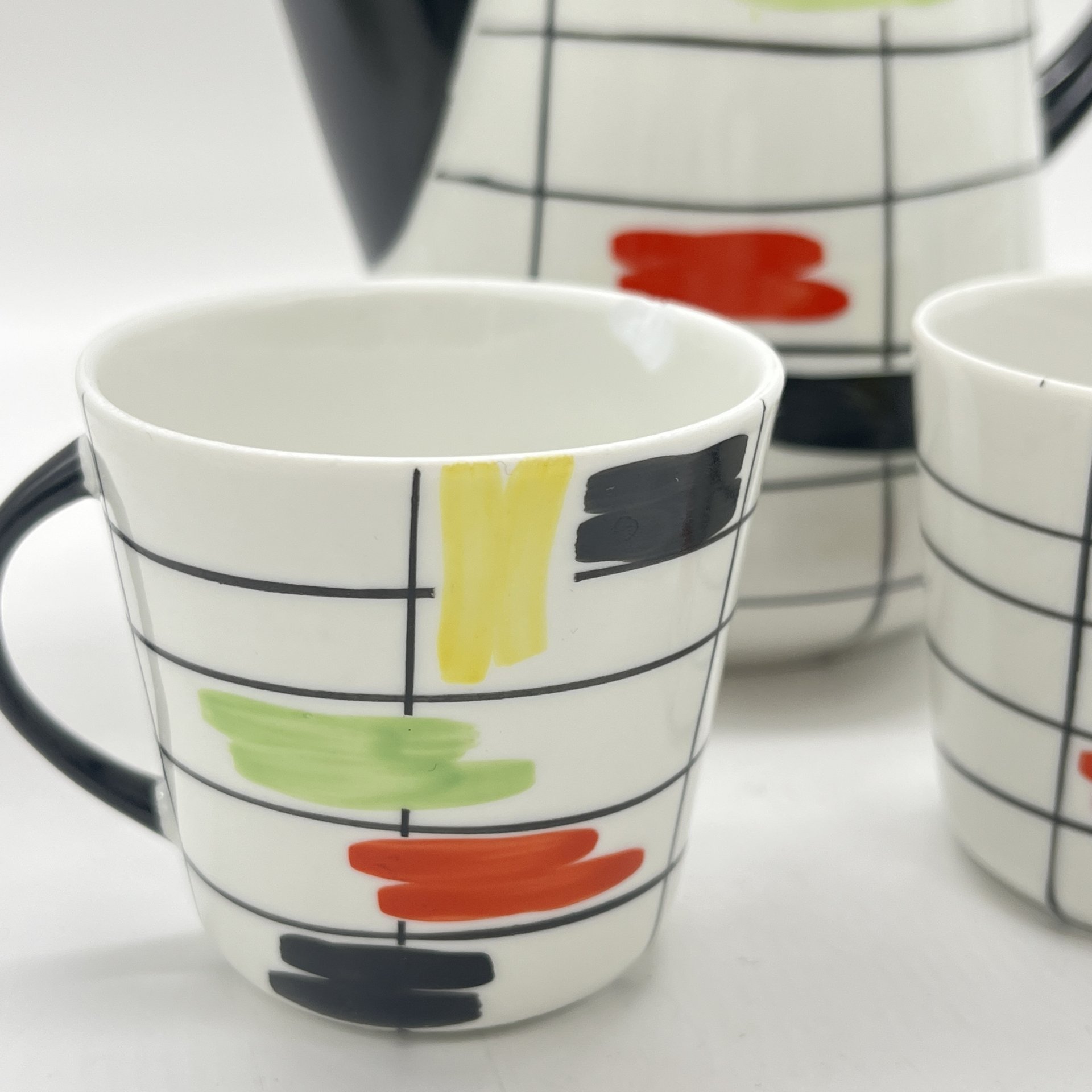 Кофейник и две чашки с геометрическим декором, автор Данута Душняк, фарфор, роспись, Chodziez, Польша, 1964-1980 гг.