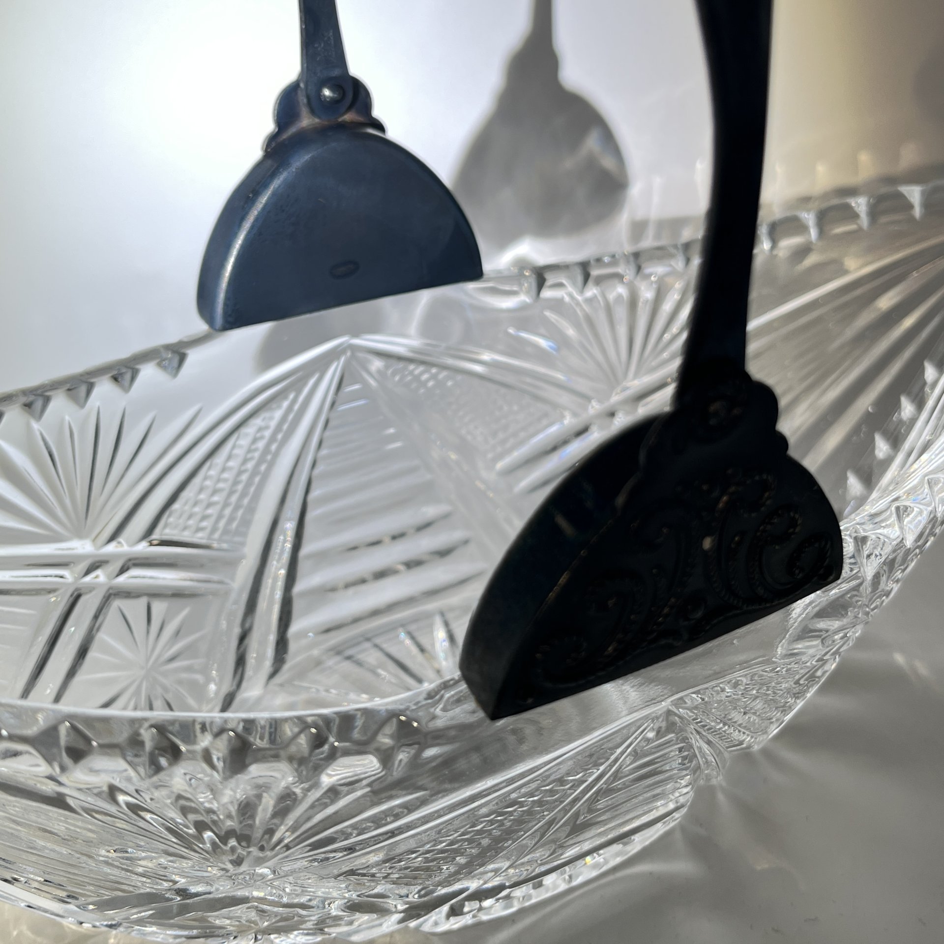 Салатник-ладья с металлической ручкой