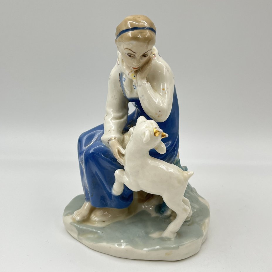 Статуэтка "Сестрица Алёнушка и братец Иванушка", скульптор А.А. Киселёв, фарфор, роспись, золочение, Ленинградский завод фарфоровых изделий (ЛЗФИ), СССР, 1956-1967 гг.